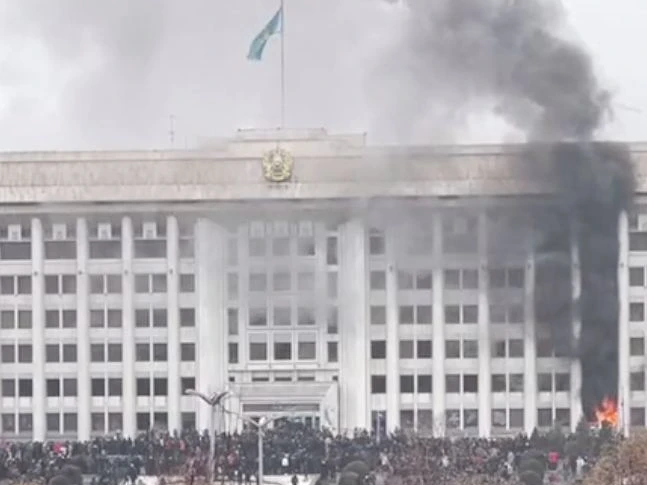 Пожар в здании акимата Алматы после его захвата протестующими. Фото manshuq.b / Instagram