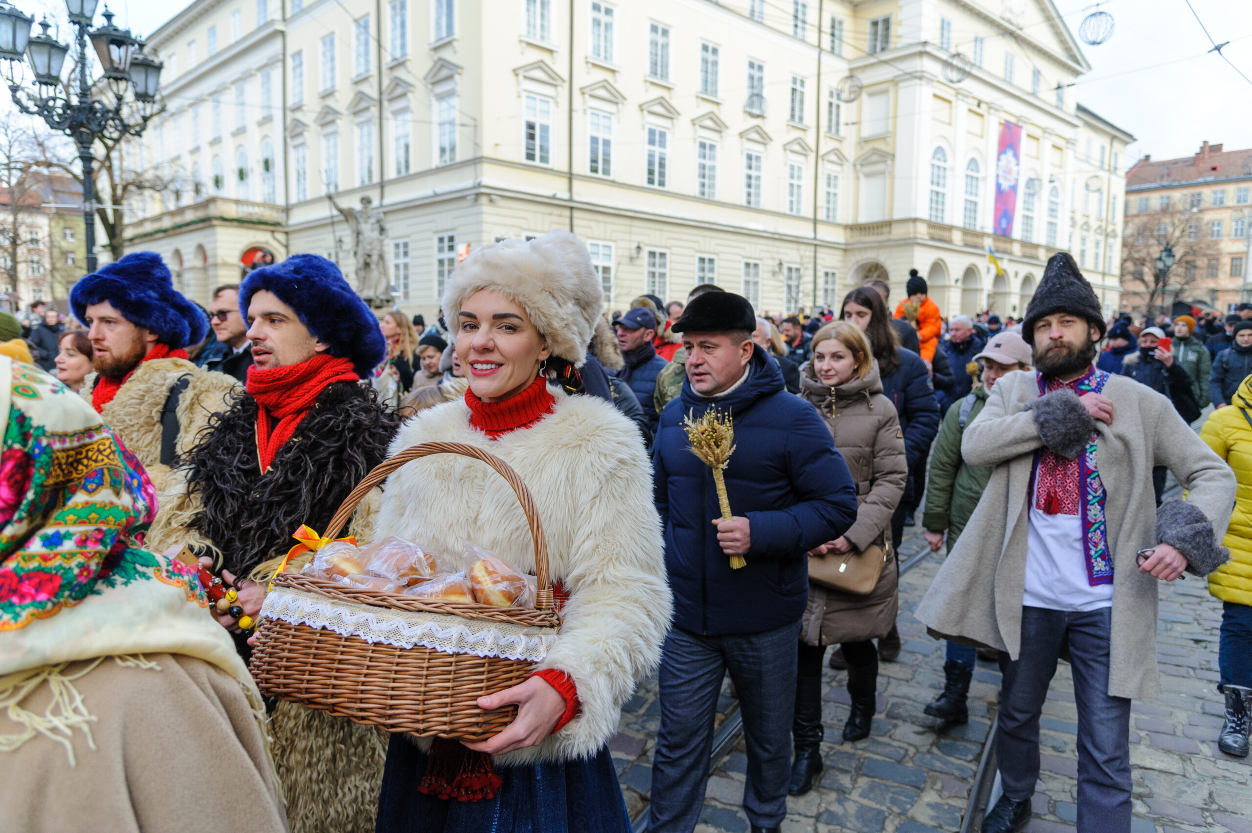 Украинцы отмечают Рождество гимнами и несут снопы пшеницы во время парада во Львове. Фото Mykola Tys / TASS / Scanpix / Leta