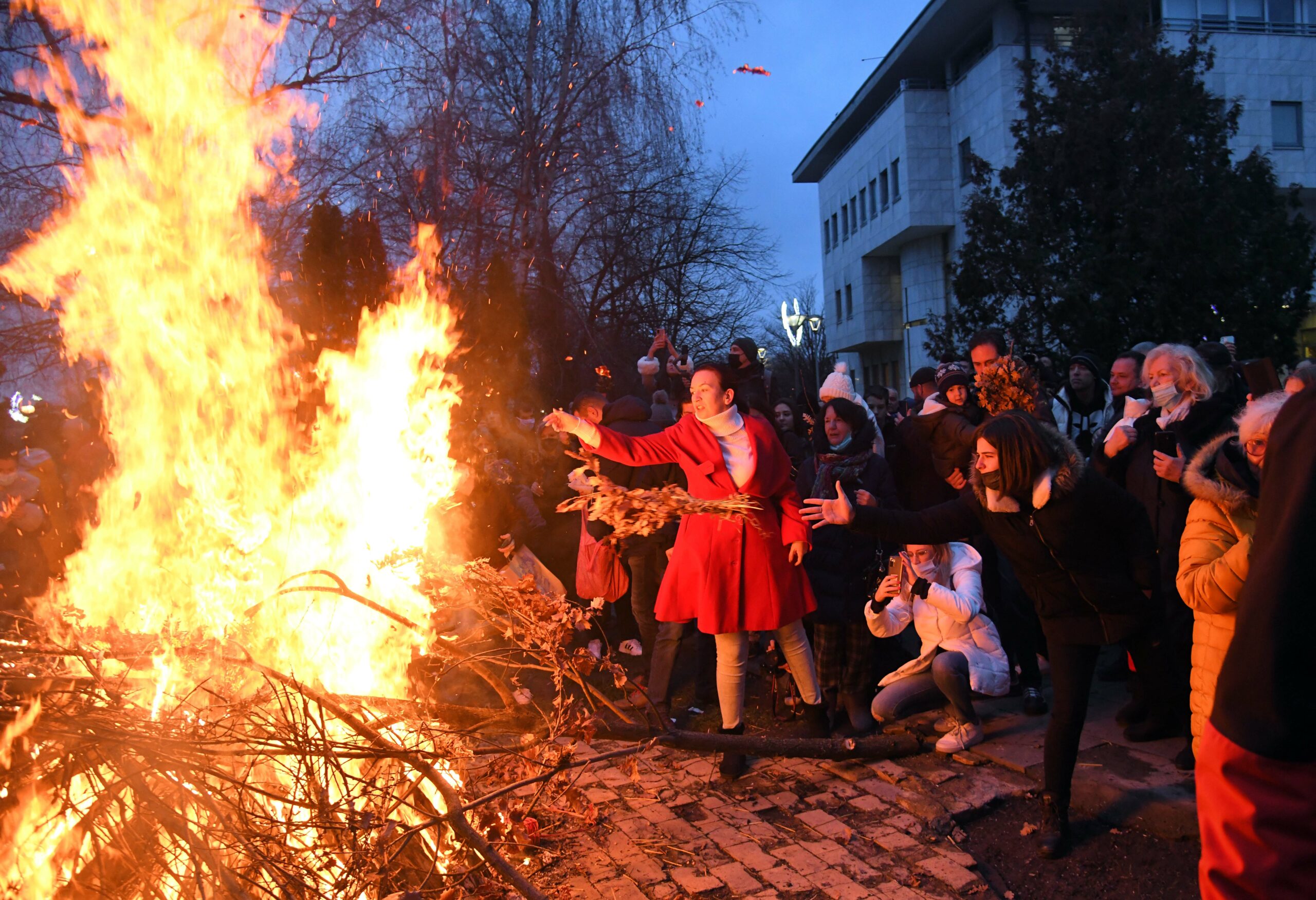 Люди на церемонии сжигания сухих дубовых ветвей перед храмом Святого Саввы в канун православного Рождества в Белграде, Сербия. Фото Predrag Milosavljevic / TASS / Scanpix / Leta