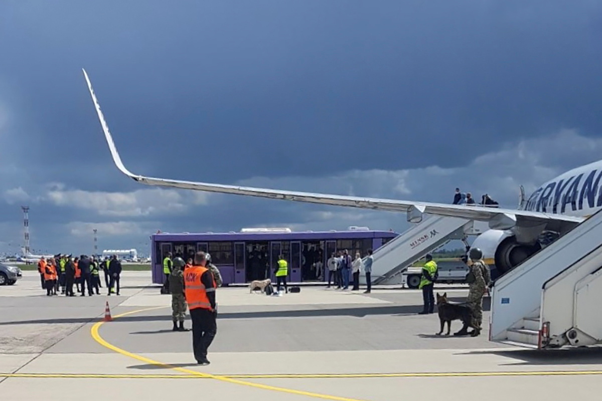 Персонал аэропорта и сотрудники службы безопасности на взлетно-посадочной полосе перед самолетом Ryanair, который был вынужден приземлиться в Минске, Беларусь. 23 мая 2021 года. File Photo/REUTERS/Scanpix/Leta