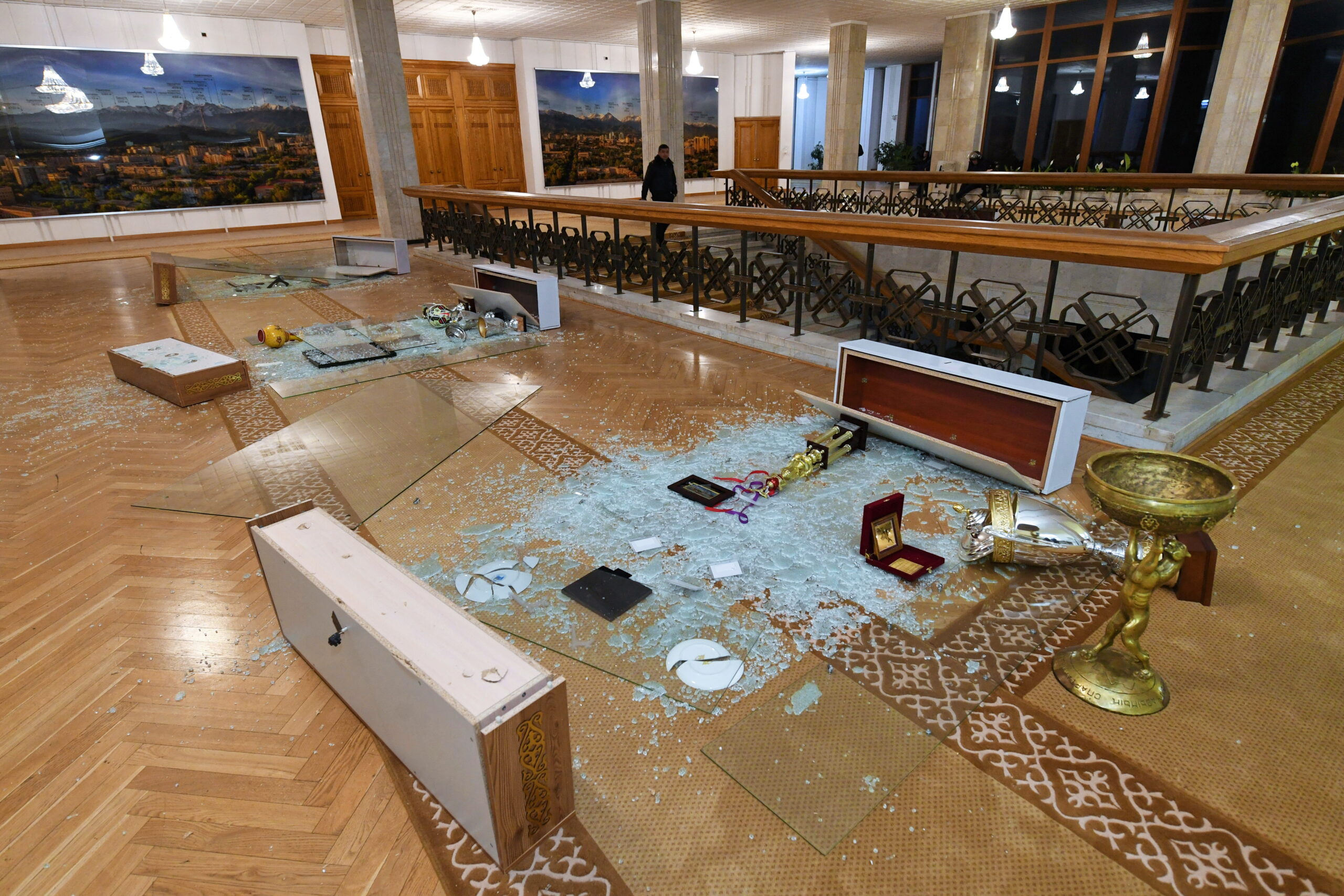 Внутри разграбленного здания мэрии Алматы. Фото REUTERS/Stringer/Scanpix/Leta