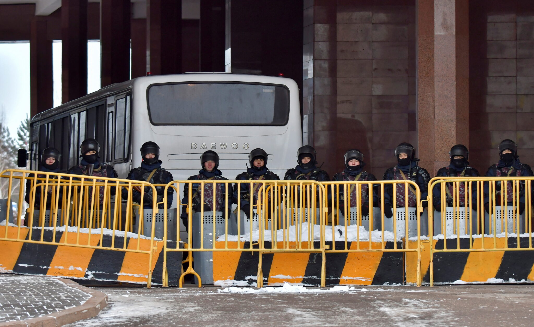 Сотрудники правоохранительных органов в Нурсултане. Фото STRINGER / TASS / Scanpix / Leta