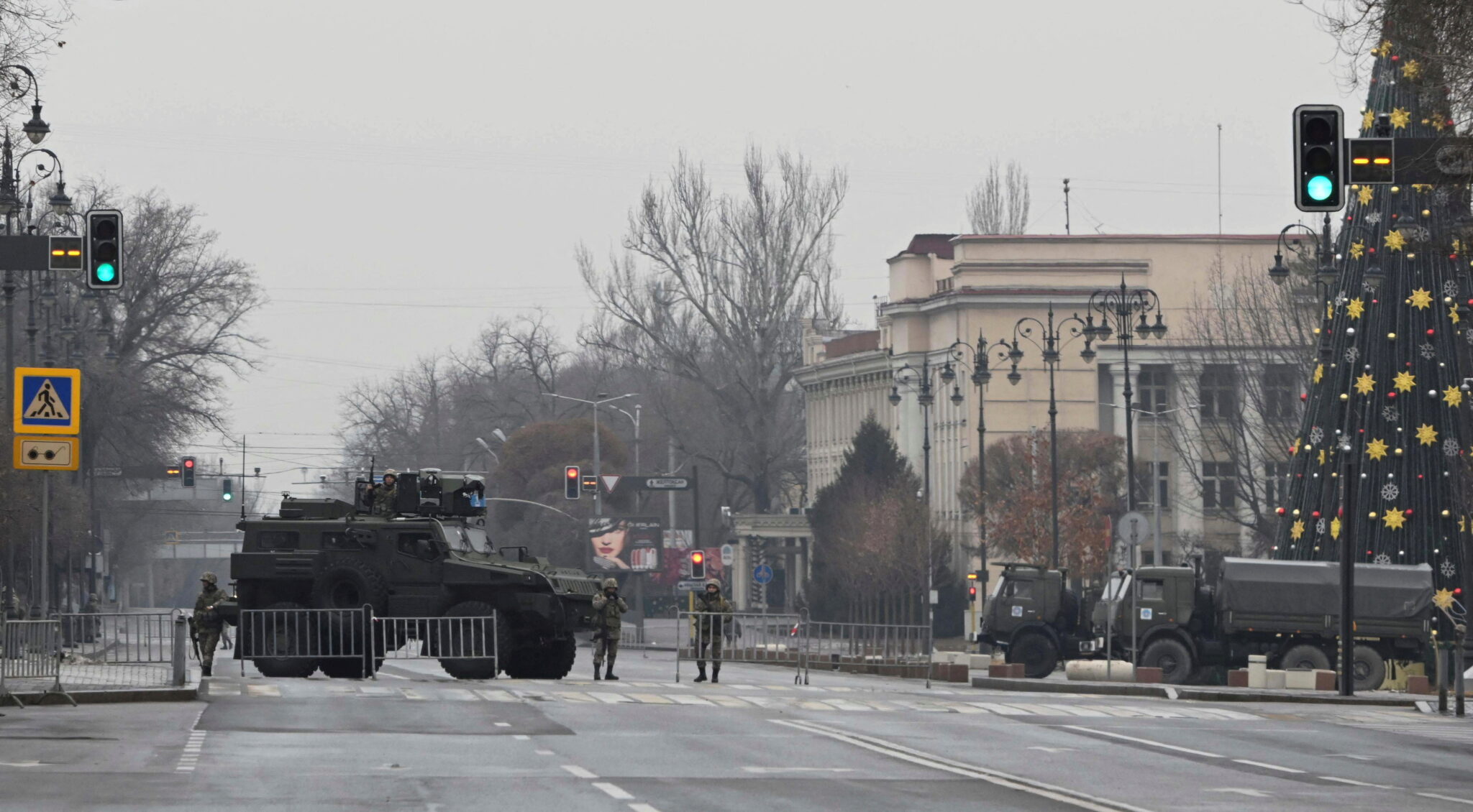 Казахстанские военнослужащие охраняют блокпост в Алматы. Фото MARIYA GORDEYEVA / TASS / Scanpix / Leta
