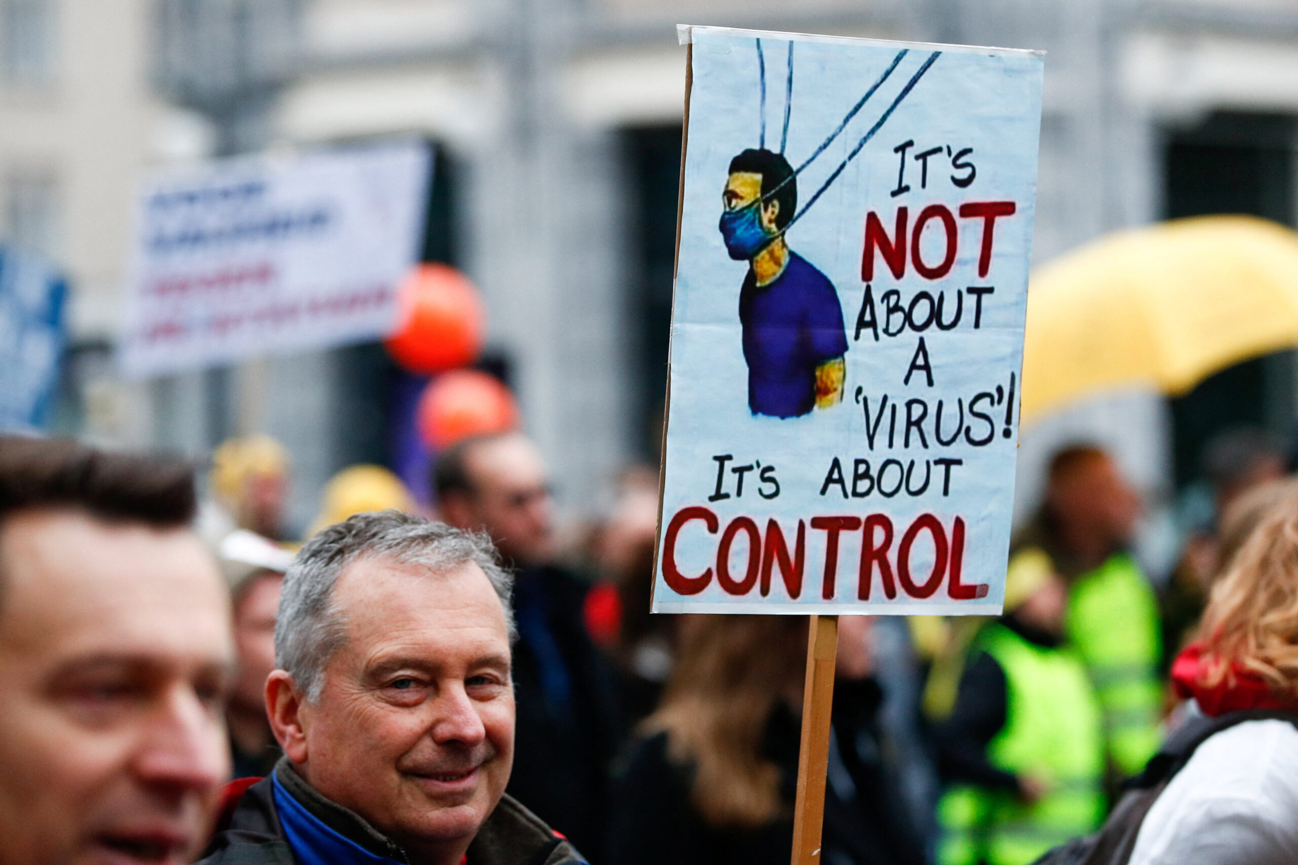 Люди принимают участие в демонстрации против ограничений, введенных бельгийским правительством для сдерживания распространения коронавируса. Брюссель, Бельгия. 23 января 2022 года.Фото Johanna Geron/REUTERS/Scanpix/Leta 