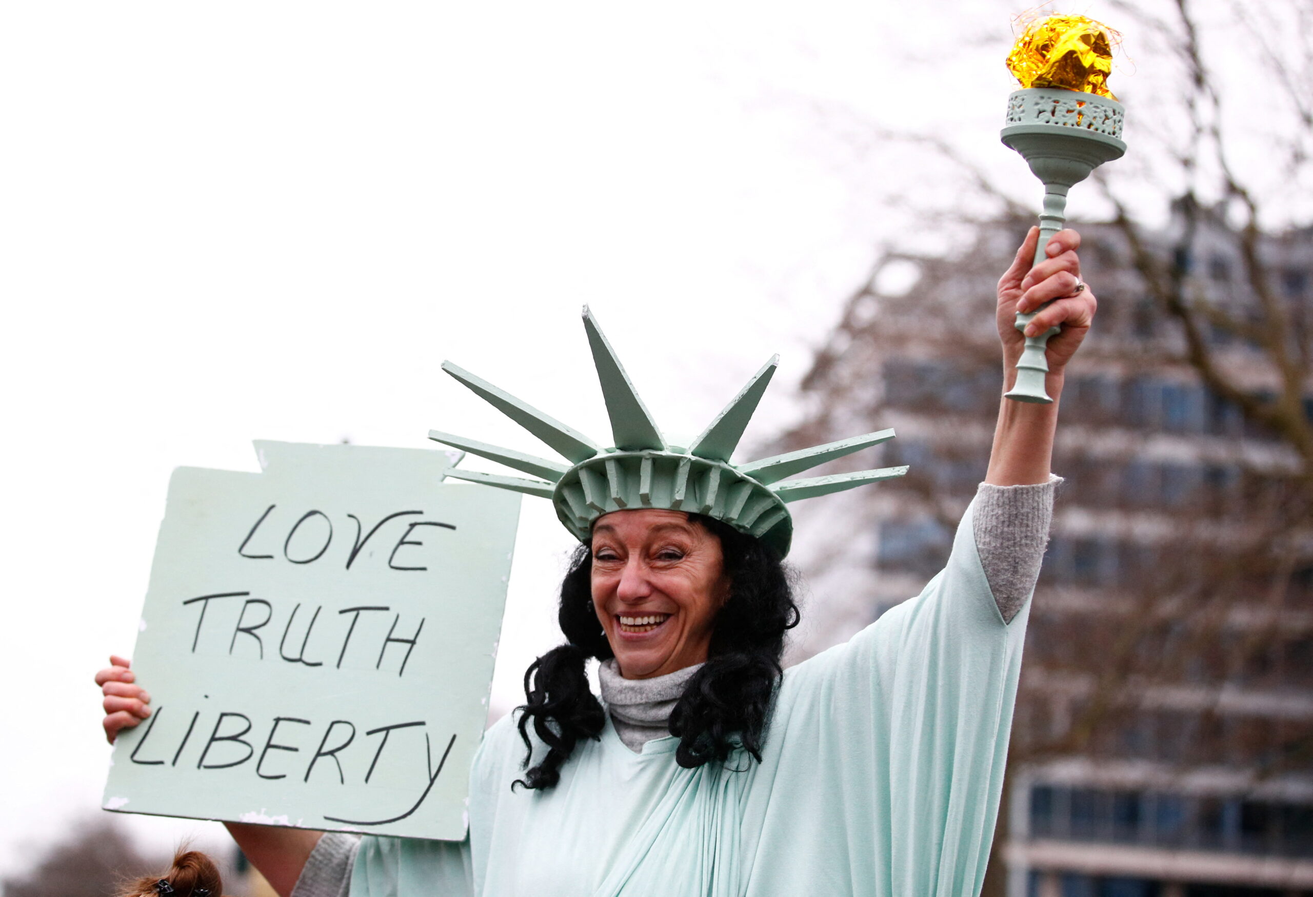 Женщина в костюме Статуи Свободы принимает участие в демонстрации против ограничений, введенных бельгийским правительством для сдерживания COVID-19. Брюссель, Бельгия. 23 января 2022 года. Фото Johanna Geron/REUTERS/Scanpix/Leta
