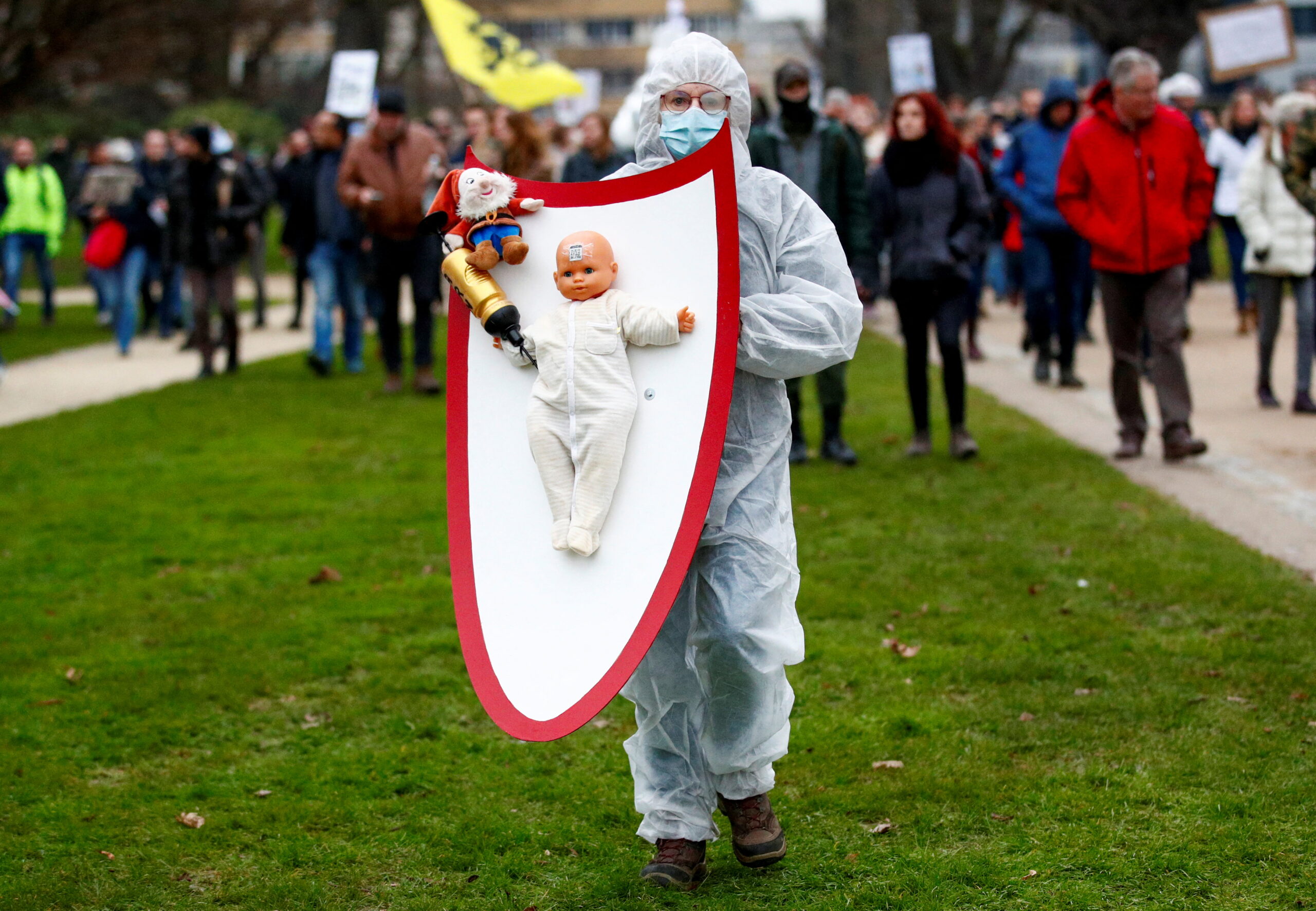 Протестующий принимает участие в демонстрации против ограничений, введенных бельгийским правительством для сдерживания распространения COVID-19 в Брюсселе, Бельгия. 23 января 2022 года. Фото Johanna Geron/REUTERS/Scanpix/Leta
