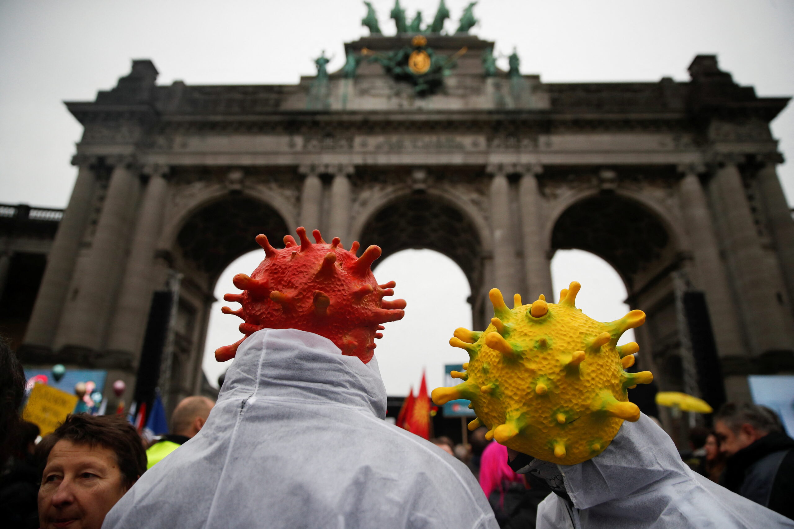 Люди носят в шляпах с вирусной тематикой на демонстрации против антиковидных ограничений в Бельгии. Брюссель. 23 января 2022 года.Фото Johanna Geron/REUTERS/Scanpix/Leta