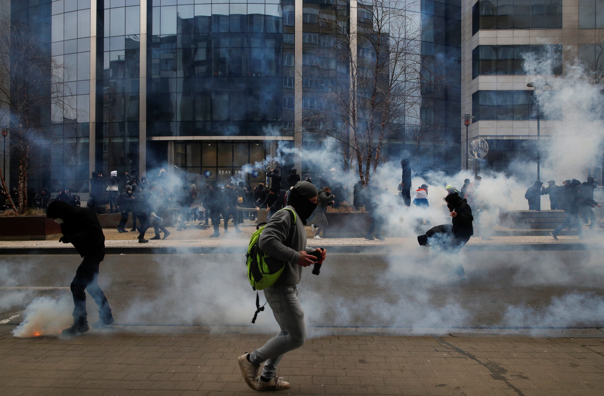 Реакция протестующих во время столкновений на демонстрации против антиковидных ограничений. Брюссель, Бельгия. 23 января 2022 г. Фото Johanna Geron/REUTERS/Scanpix/Leta