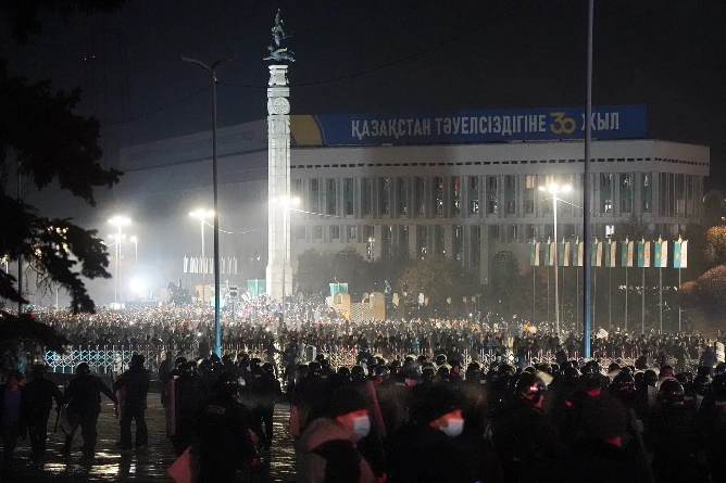 Протесты в Алматы в ночь на 5 января 2022 года. Фото Владимир Третьяков/AP/Scanpix/LETA