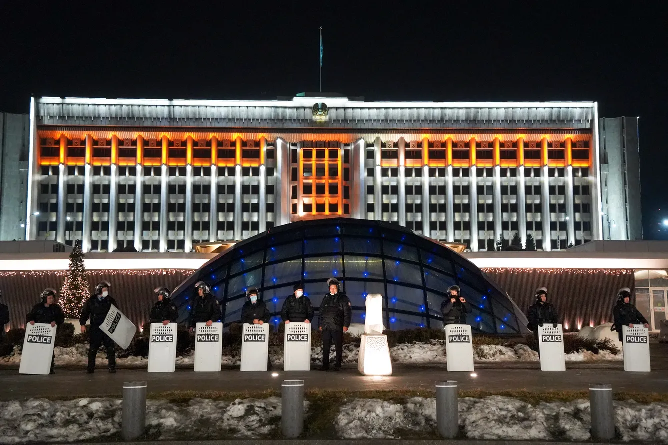 Протесты в Алматы в ночь на 5 января 2022 года. Фото Владимир Третьяков/AP/Scanpix/LETA