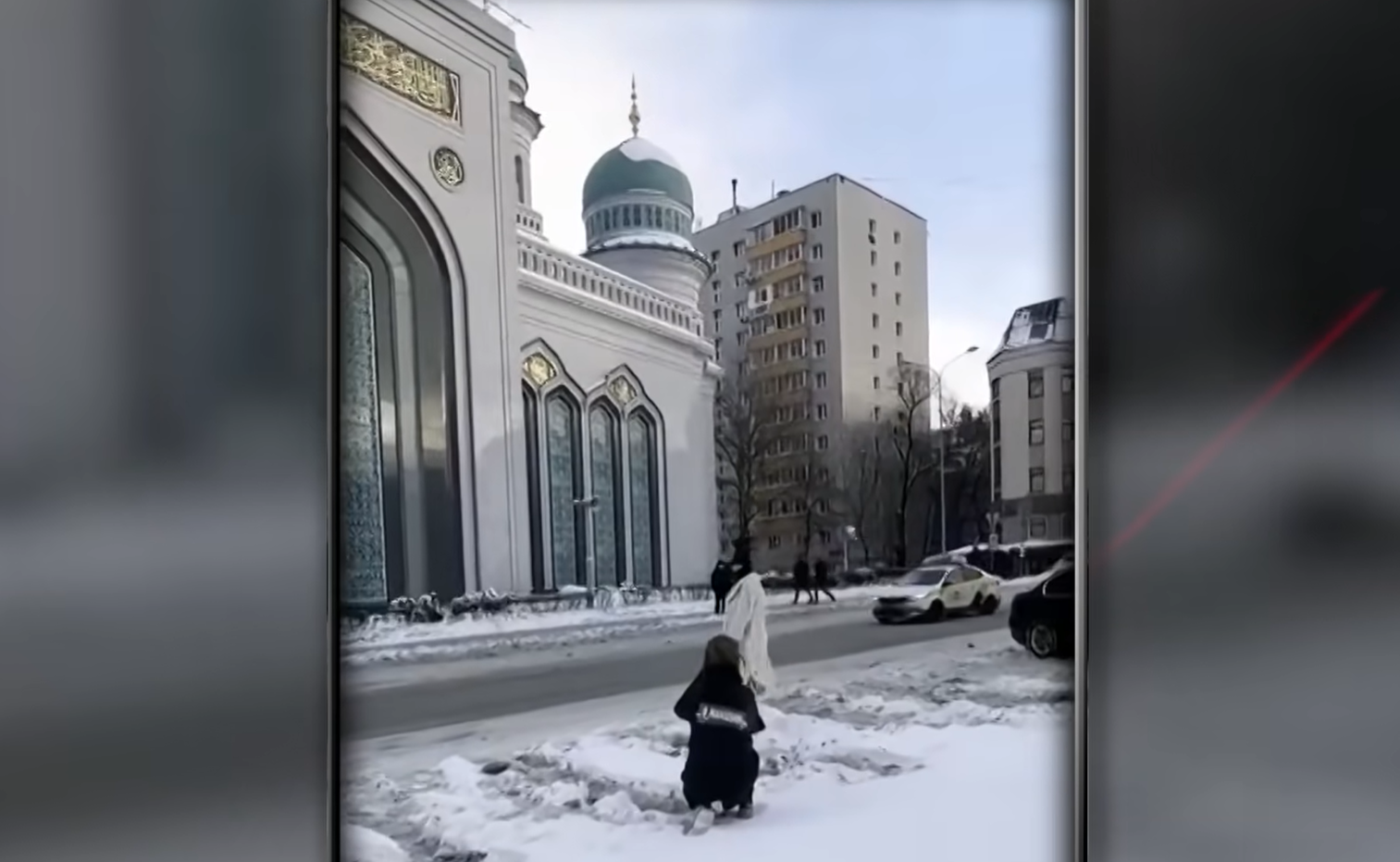 Съемки на фоне мечети. Скриншот видео