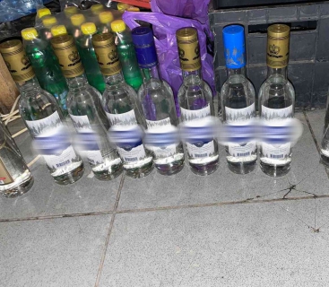 Бутылки с этикеткой "Родники Сибири". Фото СК РФ по Тюменской области