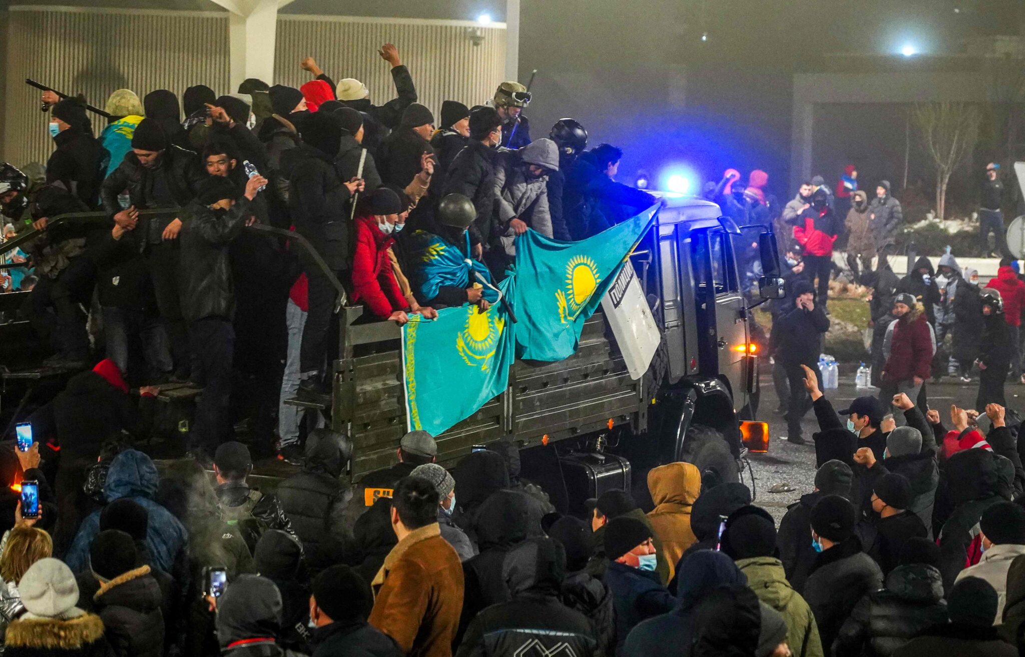 Протестующие в Алмате 5 января 2022 года. Фото Photo by Abduaziz MADYAROV / AFP/Scanpix/Leta