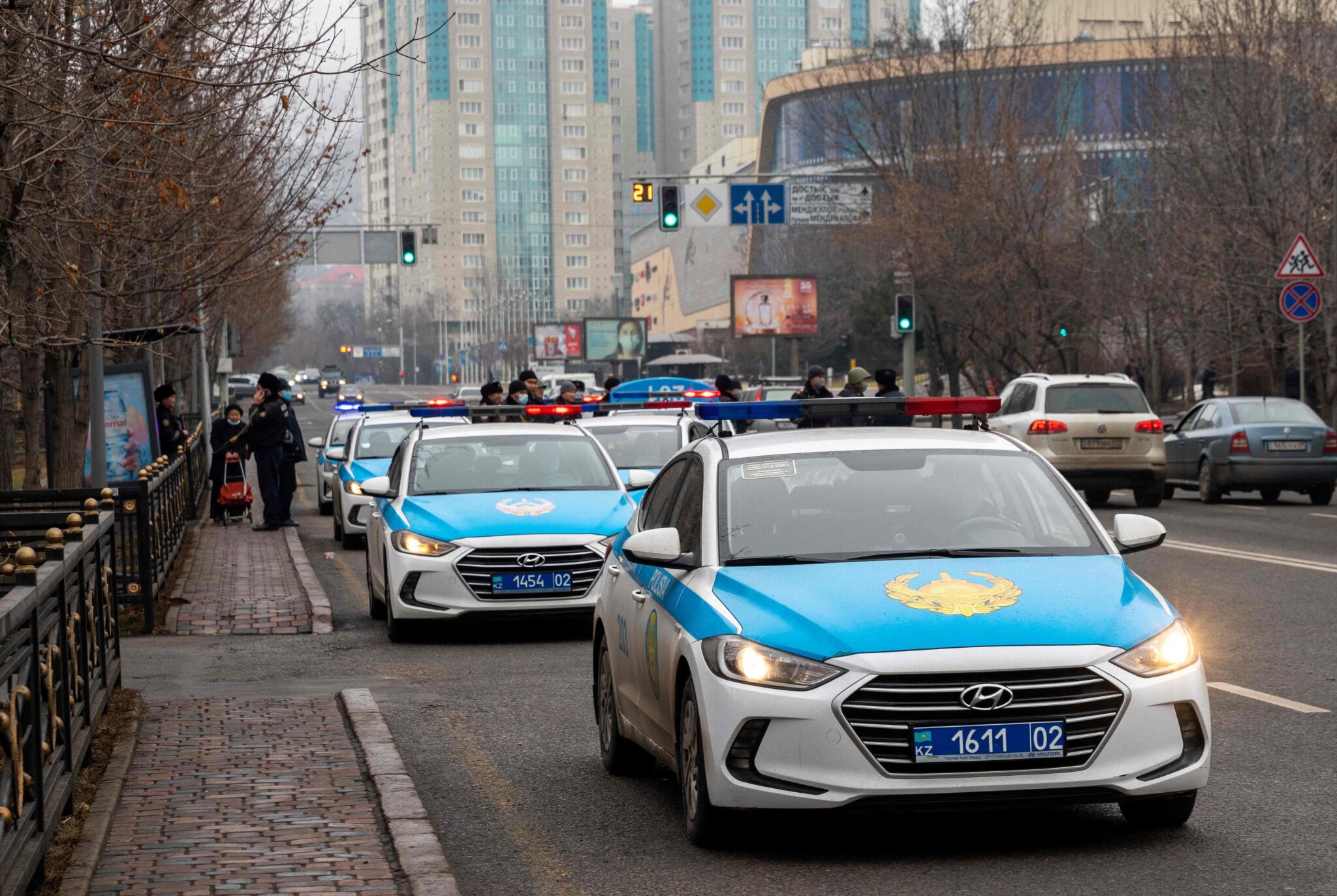 Полицейские автомобили блокируют улицу в центре Алматы. Фото   ALEXANDR BOGDANOV / TASS / Scanpix / Leta