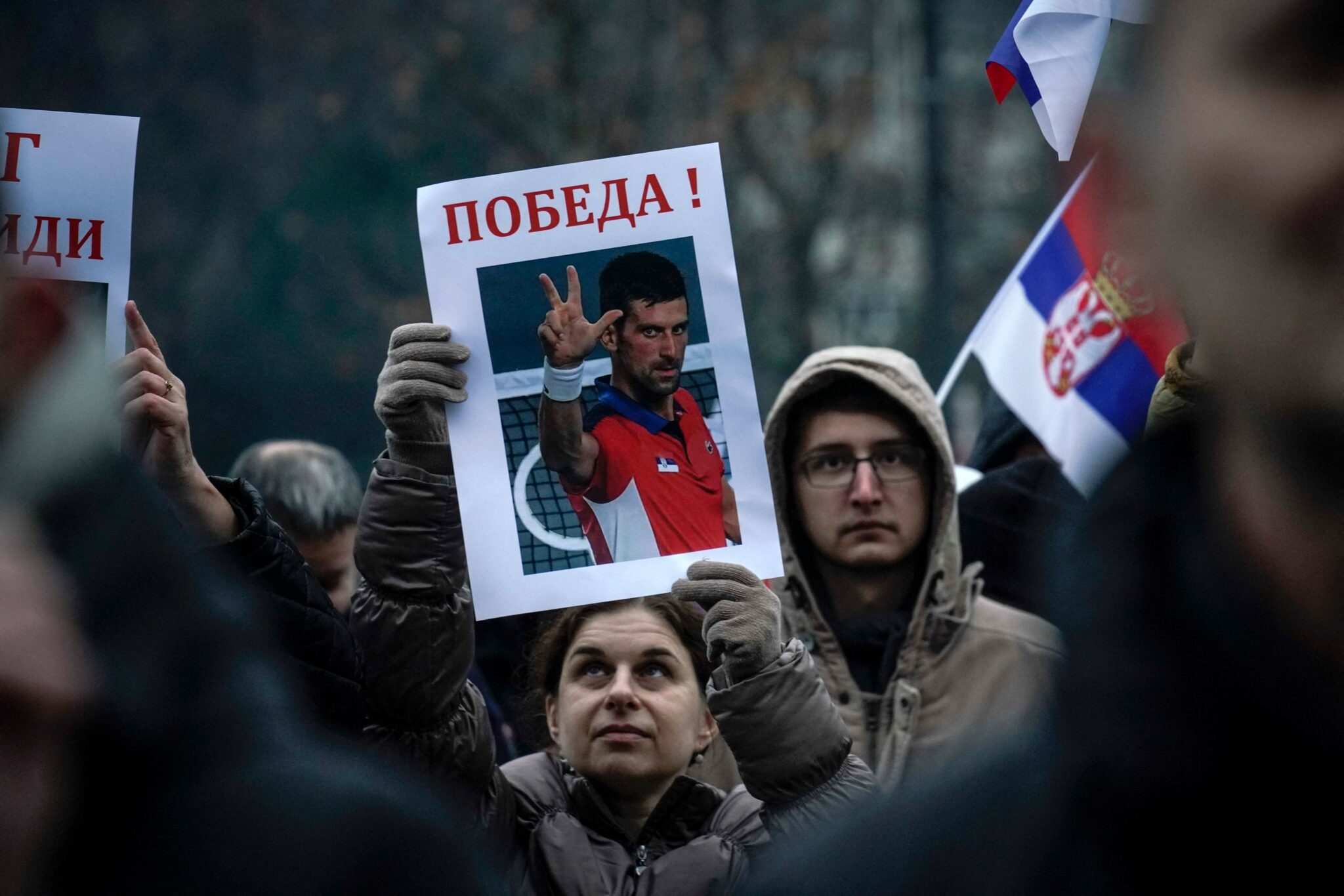 Плакат в поддержку Новака Джоковича в Белграде. Фото OLIVER BUNIC / TASS / Scanpix / Leta