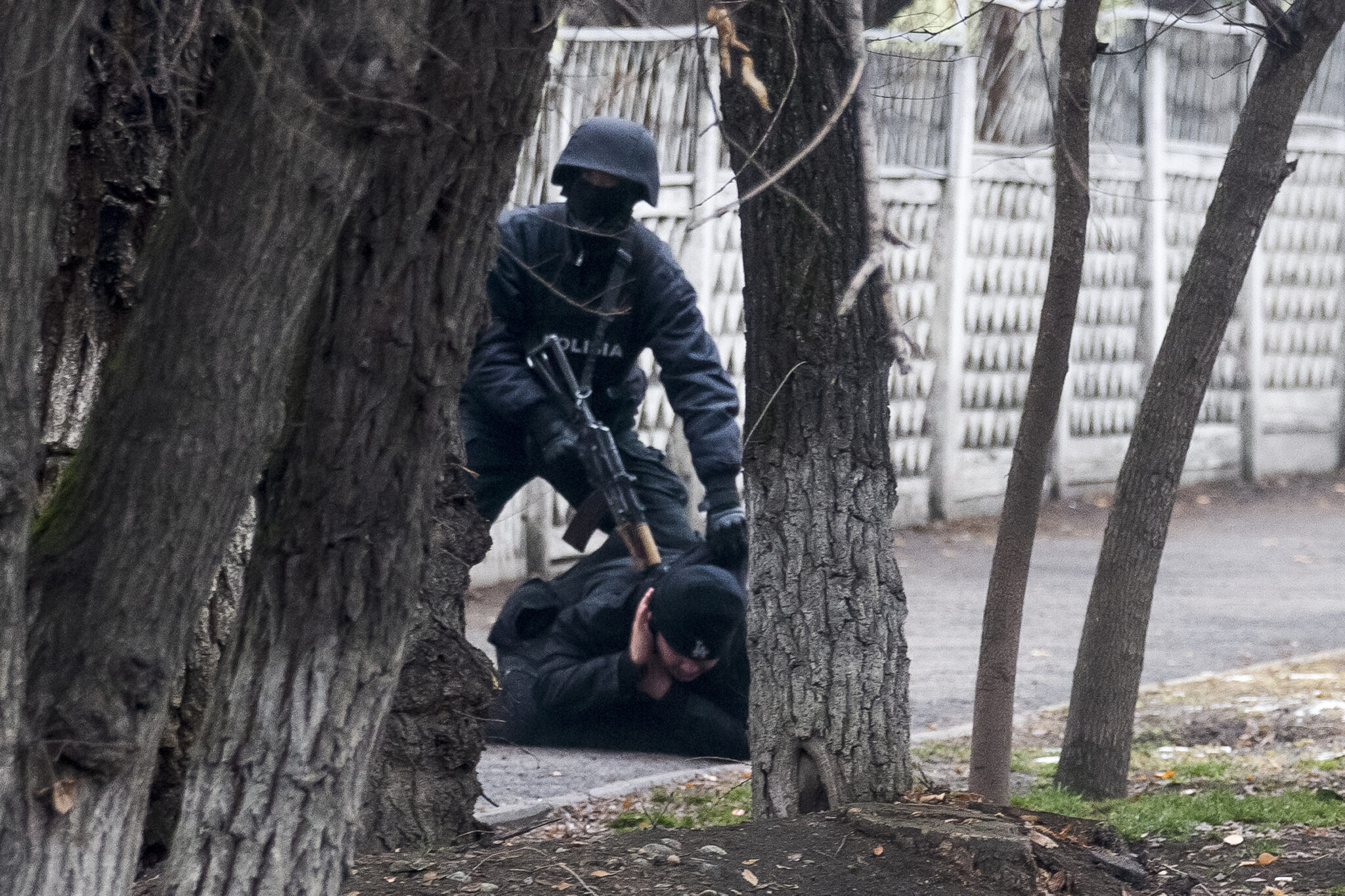 Вооруженный офицер ОМОНа задерживает протестующего во время операции на улице в Алматы. Фото Vasily Krestyaninov / TASS / Scanpix / Leta
