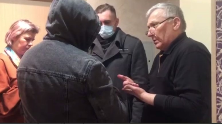 Визит полицейских в квартиру родителей правозащитника Абубакара Янгулбаева. Скриншот видео “Комитета против пыток”.