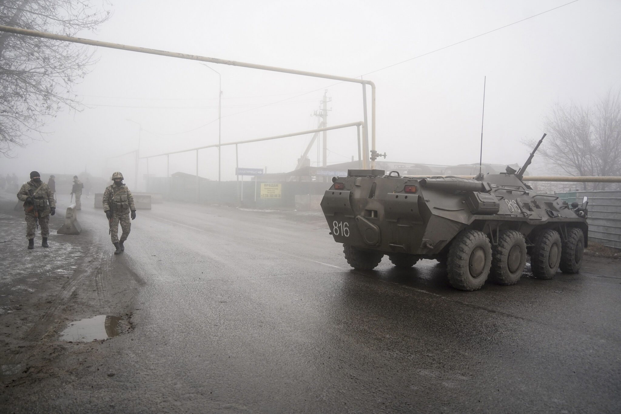 Казахстанские солдаты охраняют дорогу в Алматы. Фото Vladimir Tretyakov / TASS / Scanpix / Leta