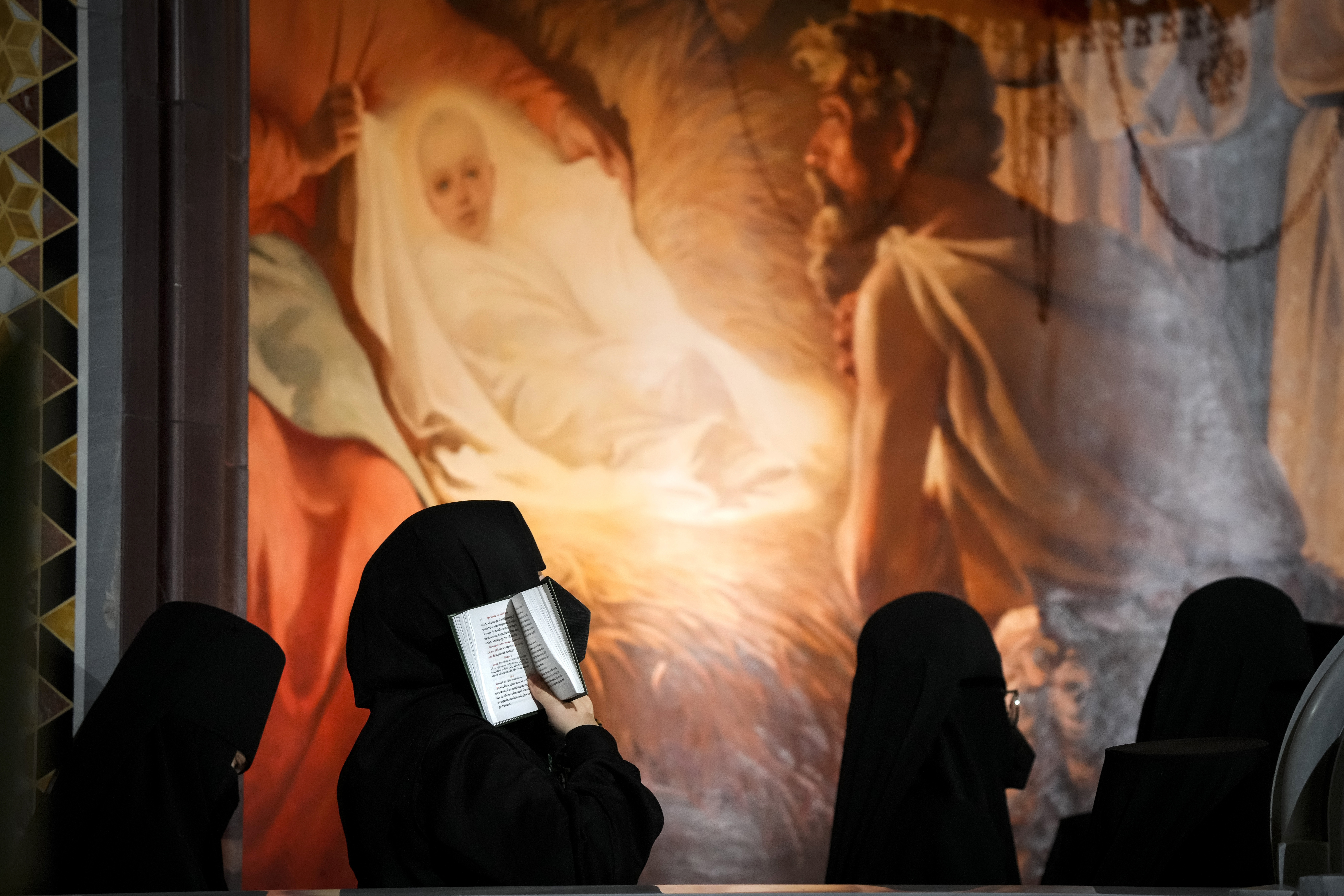 Монахини на рождественской службе в храме Христа Спасителя в Москве. Фото Alexander Zemlianichenko / TASS / Scanpix / Leta