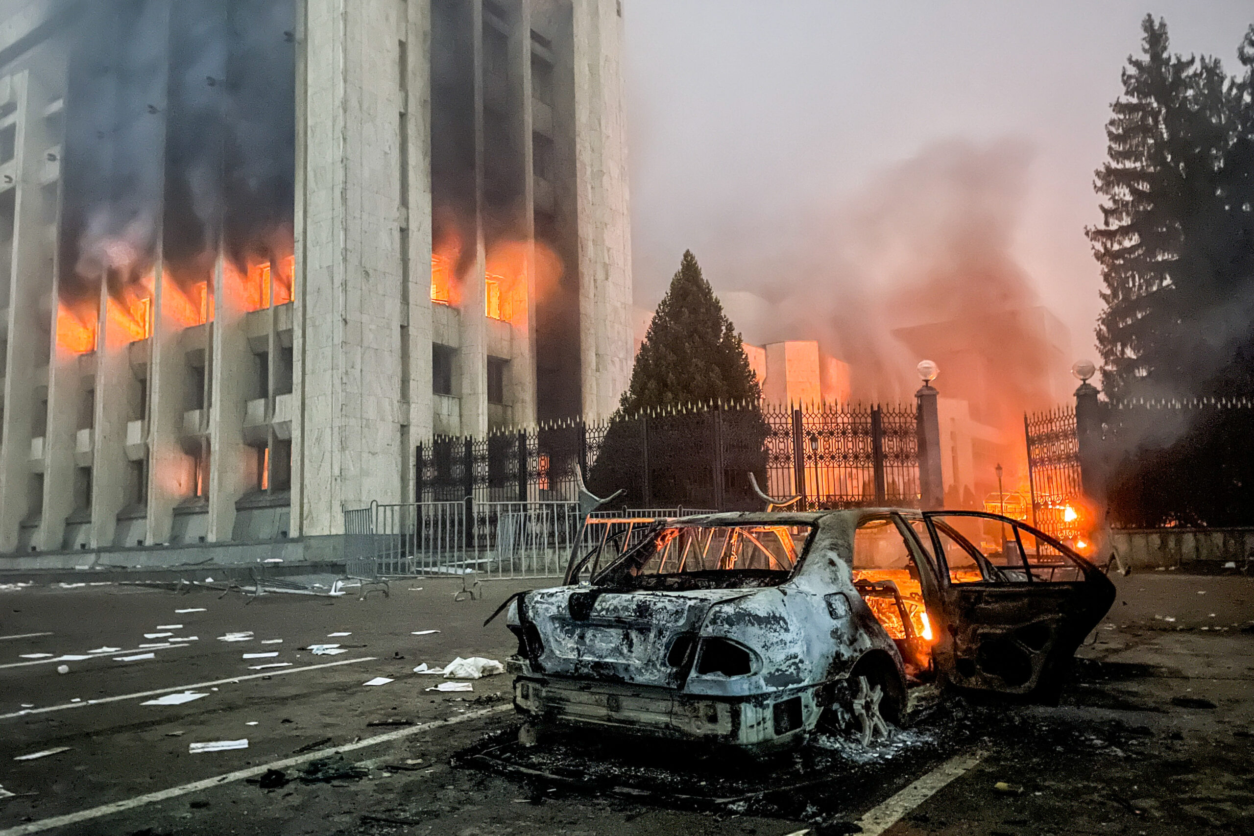 Сгоревшая машина у здания мэрии Алматы. Фото Valery Sharifulin/TASS/Scanpix/Leta
