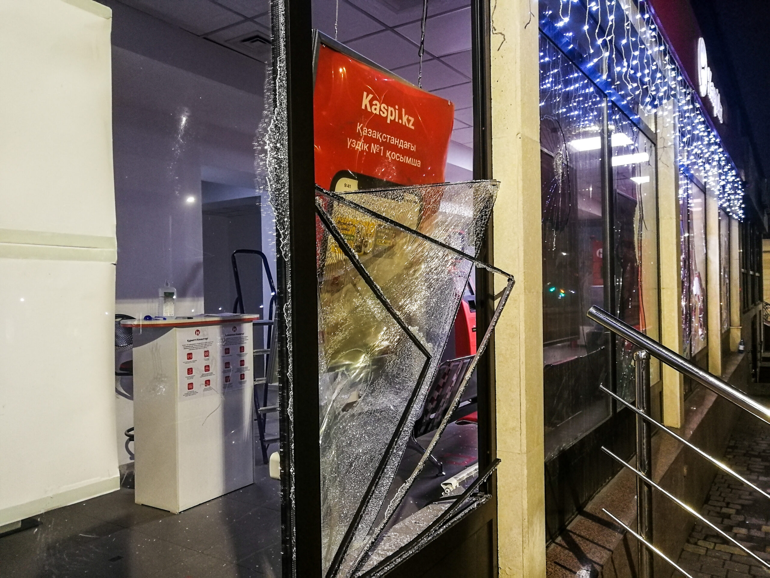 Разбитые витрины магазинов в центре Алматы. Фото Yerlan Dzhumayev/TASS/Scanpix/Leta