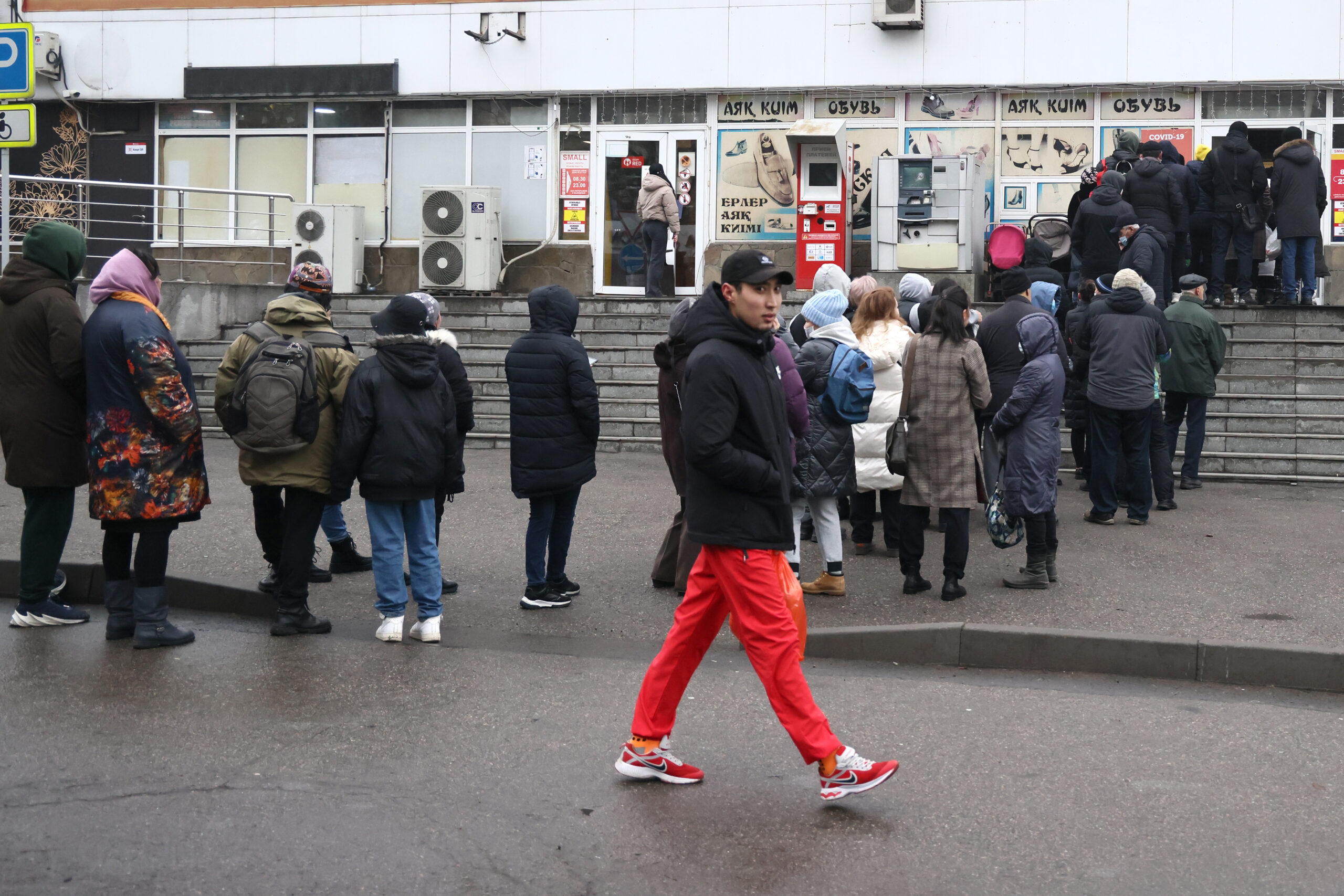 Люди стоят в очереди возле офиса банка в Алматы. Фото Valery Sharifulin/ TASS / Scanpix / Leta