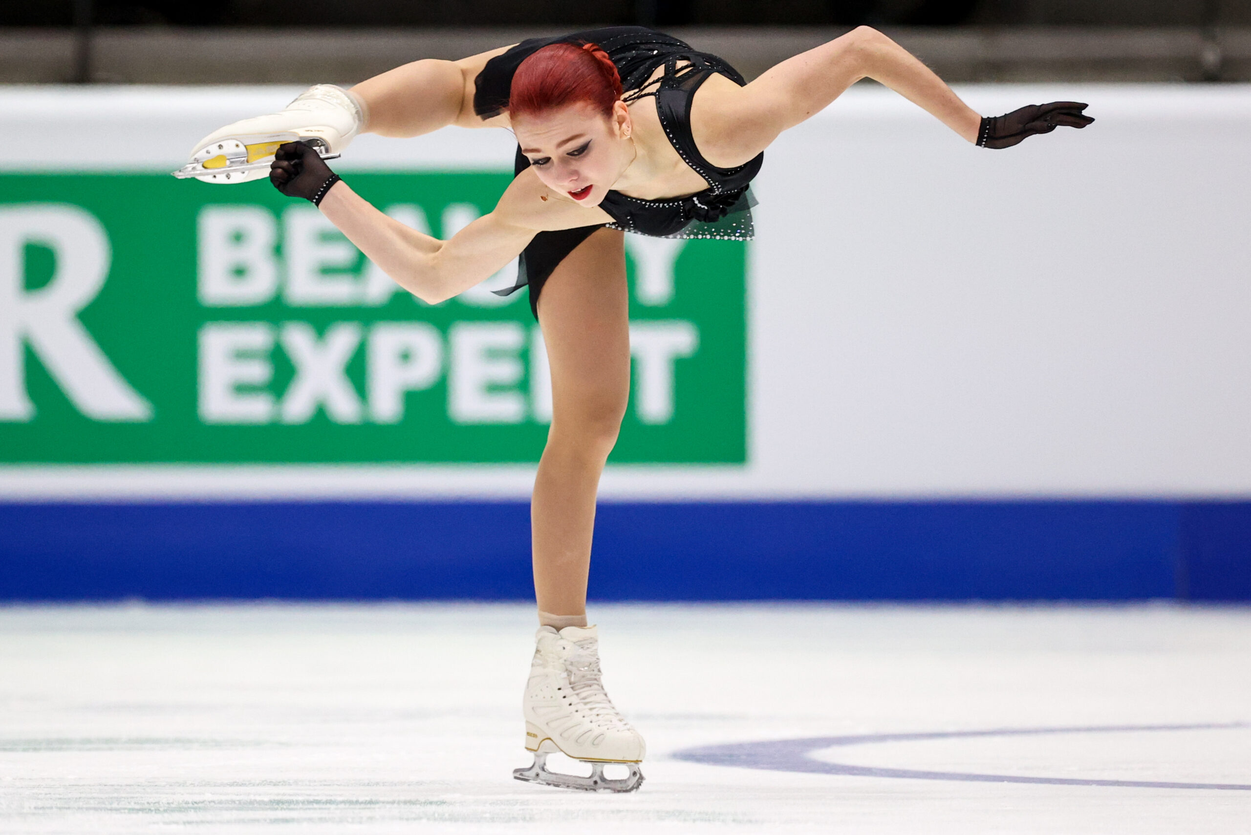 Фигуристка Александра Трусова (Россия) выполняет вращение в произвольной программе среди женщин на чемпионате Европы по фигурному катанию 2022 в ледовом холле 