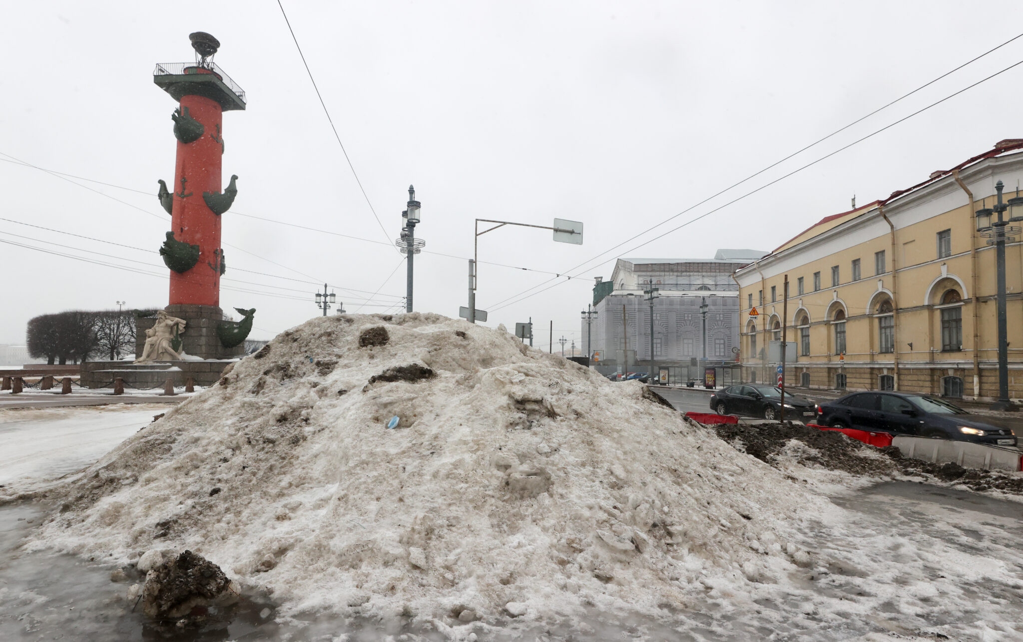 Куча снега в Санкт-Петербурге. Фото Alexander Demianchuk / TASS / Scanpix / Leta