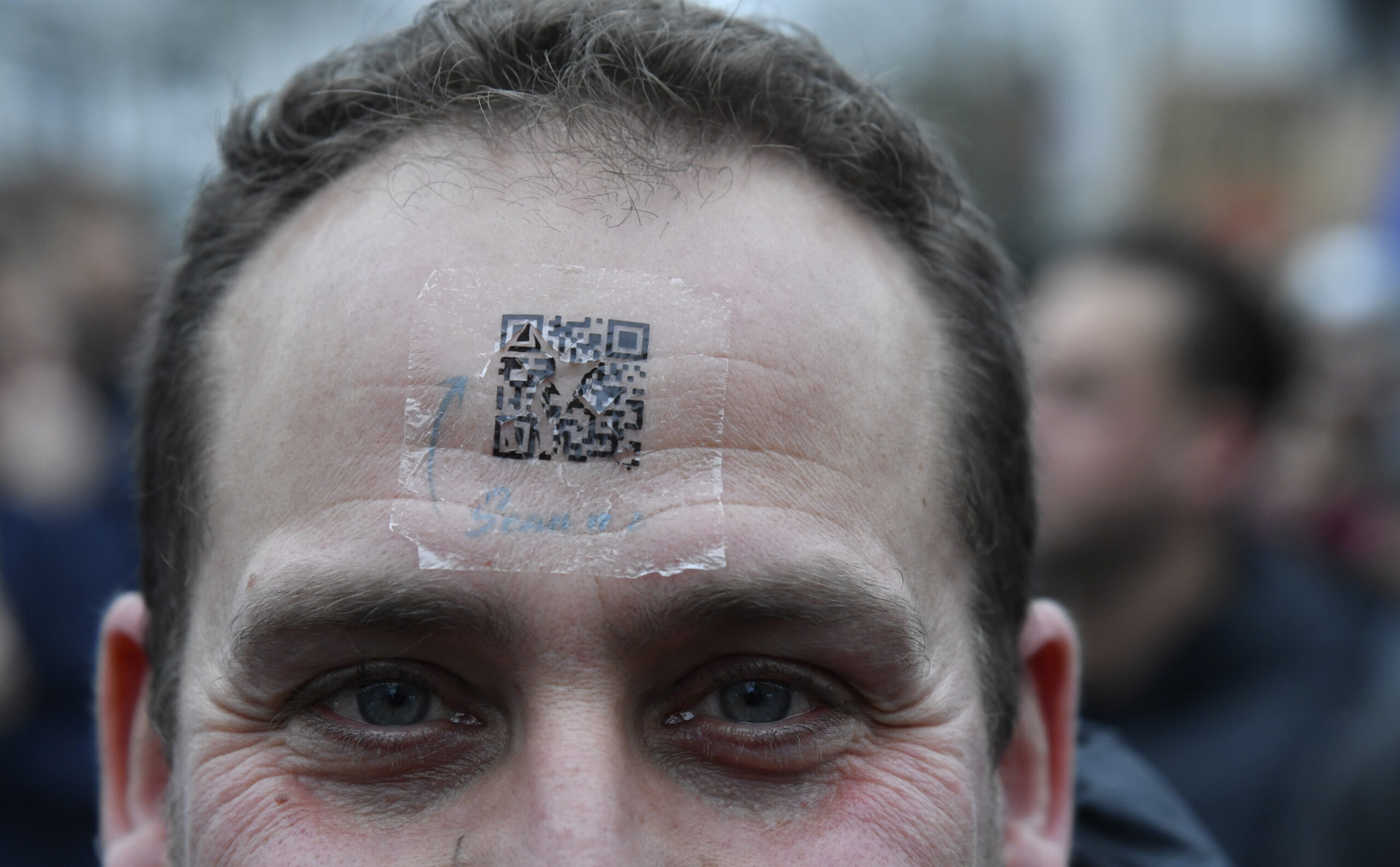 Протестующий с QR-кодом на лбу во время демонстрации в Брюсселе. 23 января 2022 года. Фото Geert Vanden Wijngaert/AP Photo/Scanpix/Leta