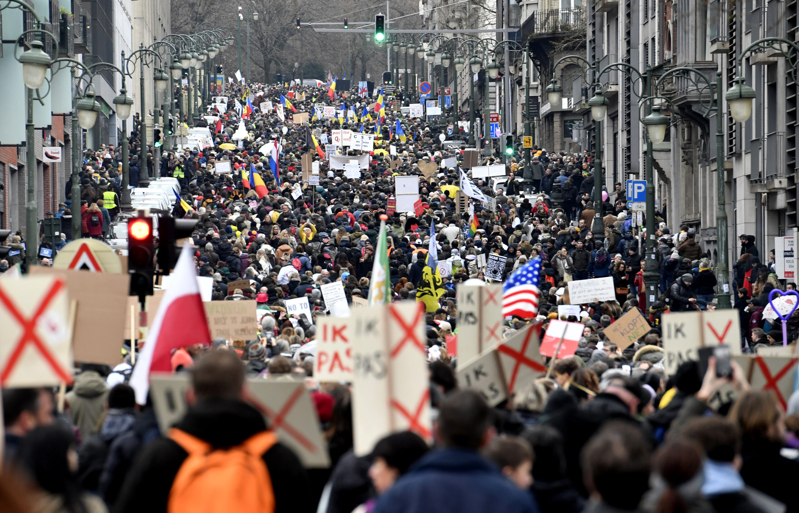 Движение колонны протестующих  с плакатами и транспарантами в Брюсселе. 23 января 2022 г. Фото Geert Vanden Wijngaert/AP Photo/Scanpix/Leta