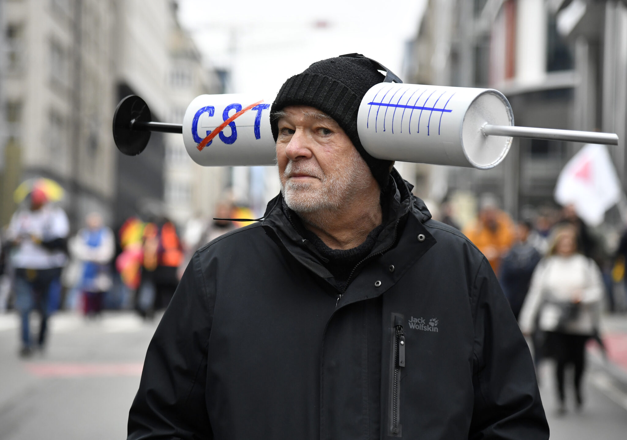 Протестующий в костюме шприца на демонстрации в Брюсселе против правительственных мер по борьбе с COVID-19. Воскресенье, 23 января 2022 г. Фото Geert Vanden Wijngaert AP Photo/Scanpix/Leta 