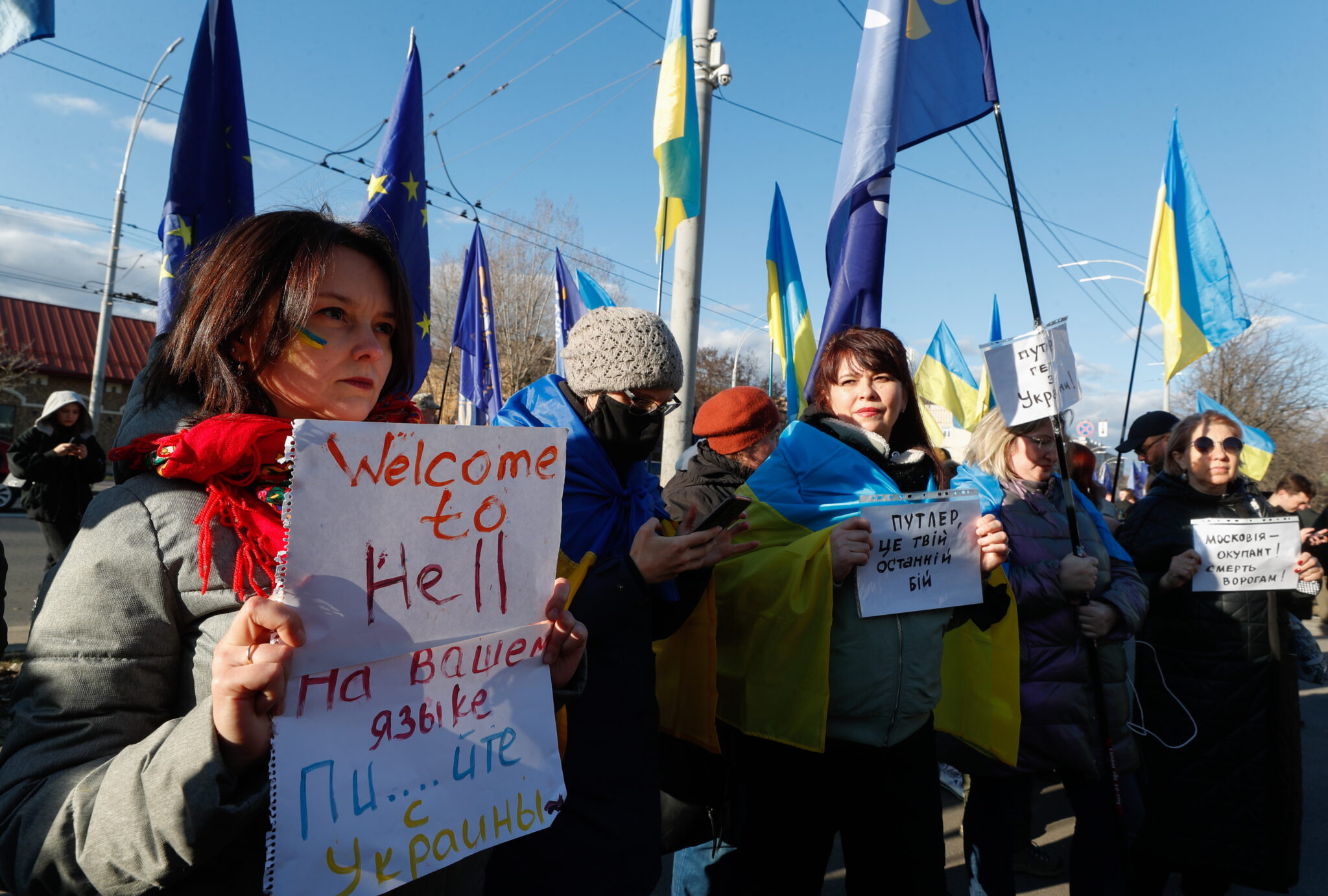 Украинцы протестуют перед посольством России в Киеве. Фото SERGEY DOLZHENKO / TASS / Scanpix / Leta