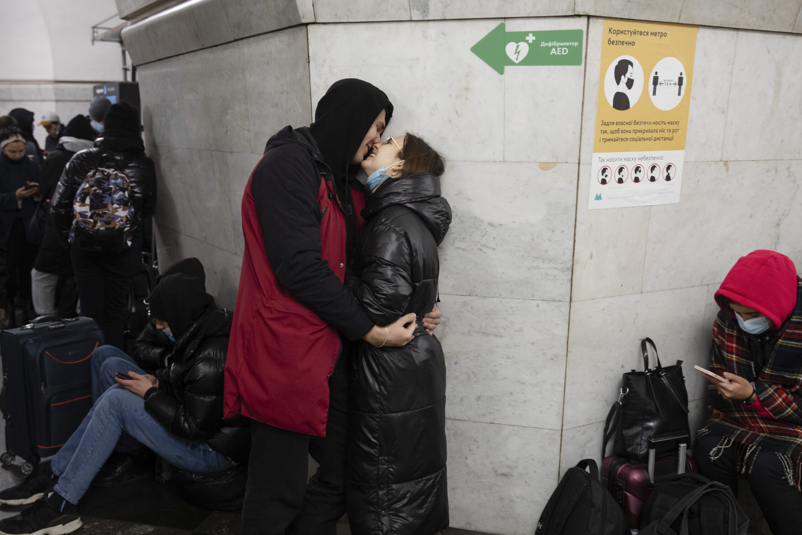 Мужчина с женщиной в метро во время воздушных налетов на Киев. Фото MIKHAIL PALINCHAK / TASS / Scanpix / Leta