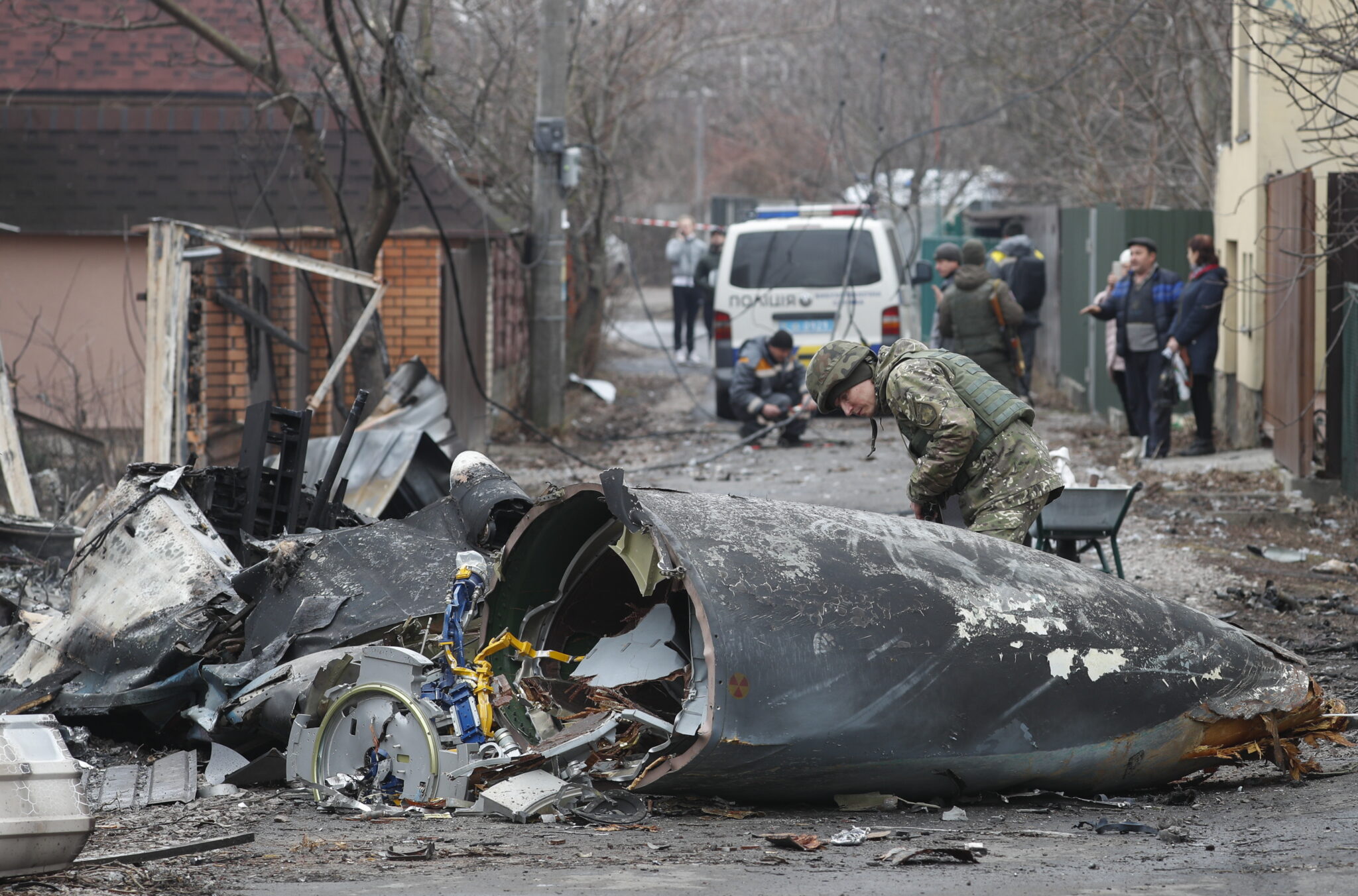 Солдат смотрит на обломки военного самолета, сбитого ночью на 25 февраля в Киеве. Фото SERGEY DOLZHENKO / TASS / Scanpix / Leta