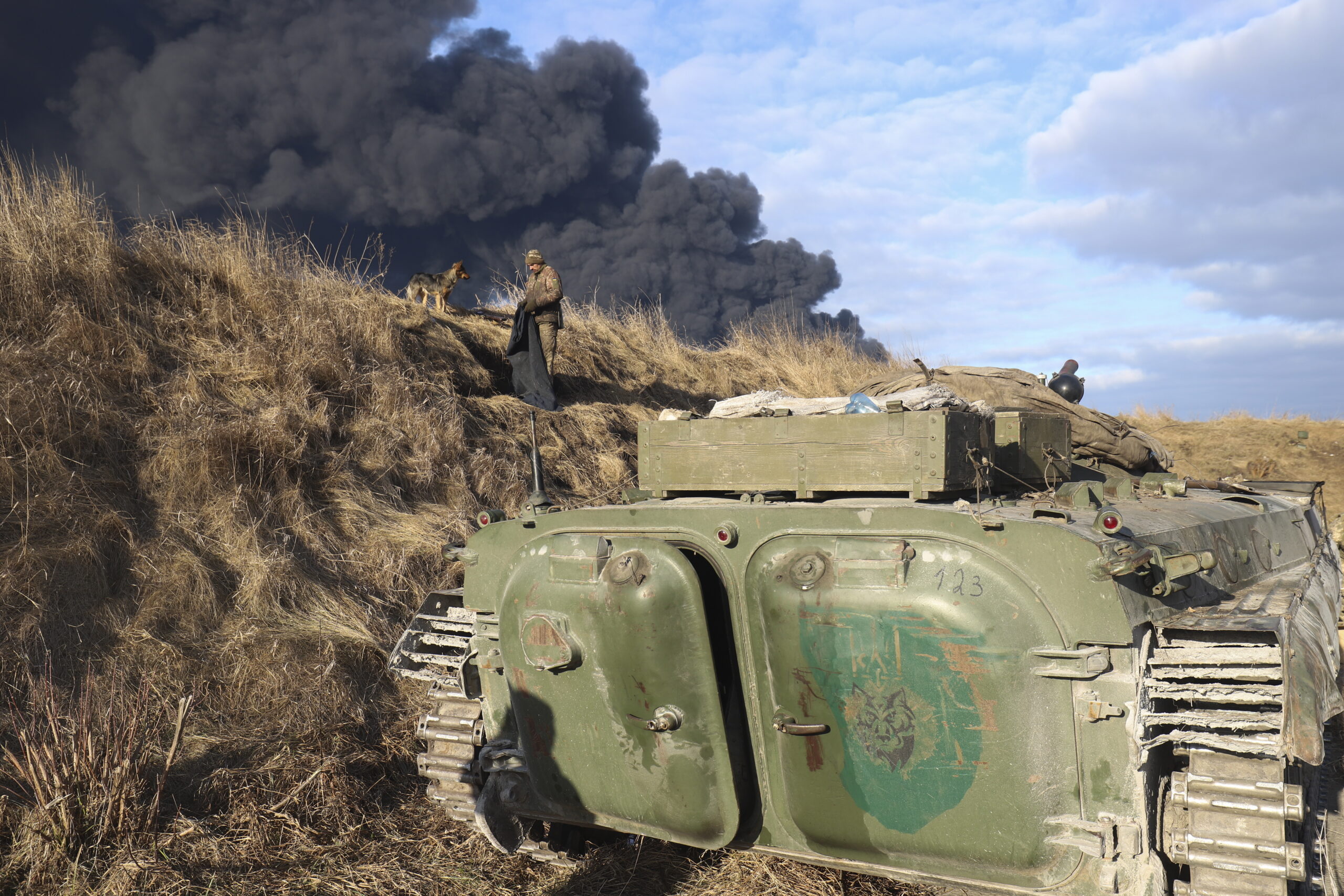 Украинские военнослужащие на позиции около сгоревшего нефтехранилища под Киевом. 27 февраля 2022 года. Фото ALISA YAKUBOVYCH/EPA/Scanpix/LETA