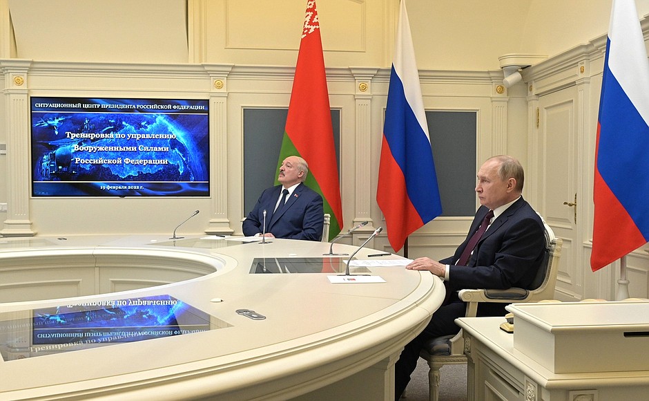  Владимир Путин вместе с президентом Беларуси Александром Лукашенко наблюдает за ходом учений сил стратегического сдерживания из ситуационного центра Кремля. Фото пресс-служба Кремля. 