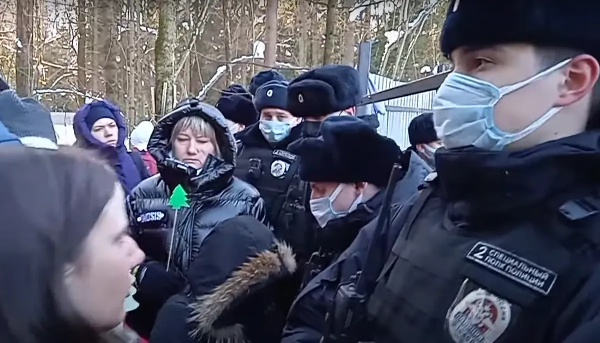Полиция и активисты. Скриншот трансляции RusNews


