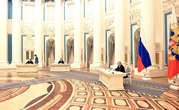 Владимир Путин подписывает указы о признании независимости ДНР и ЛНР. Фото пресс-службы Кремля