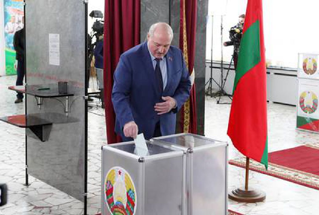 Александр Лукашенко голосует на референдуме по изменению конституции. Фото Henadz Zhinkov/Xinhua/Scanpix/LETA