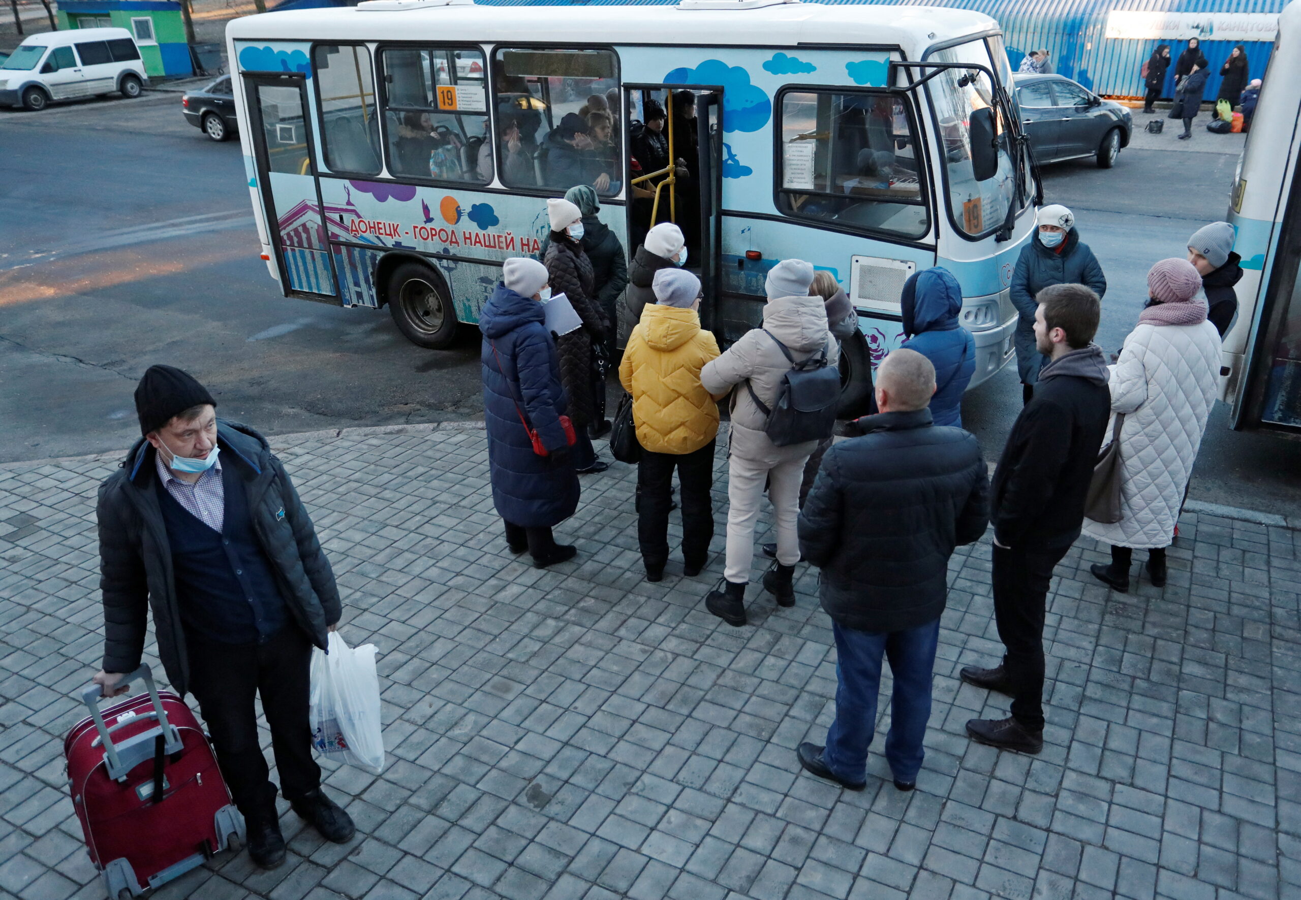 Люди садятся в автобус во время эвакуации местных жителей в Россию. Донецк. 19 февраля 2022 года. Alexander Ermochenko/REUTERS/Scanpix/Leta