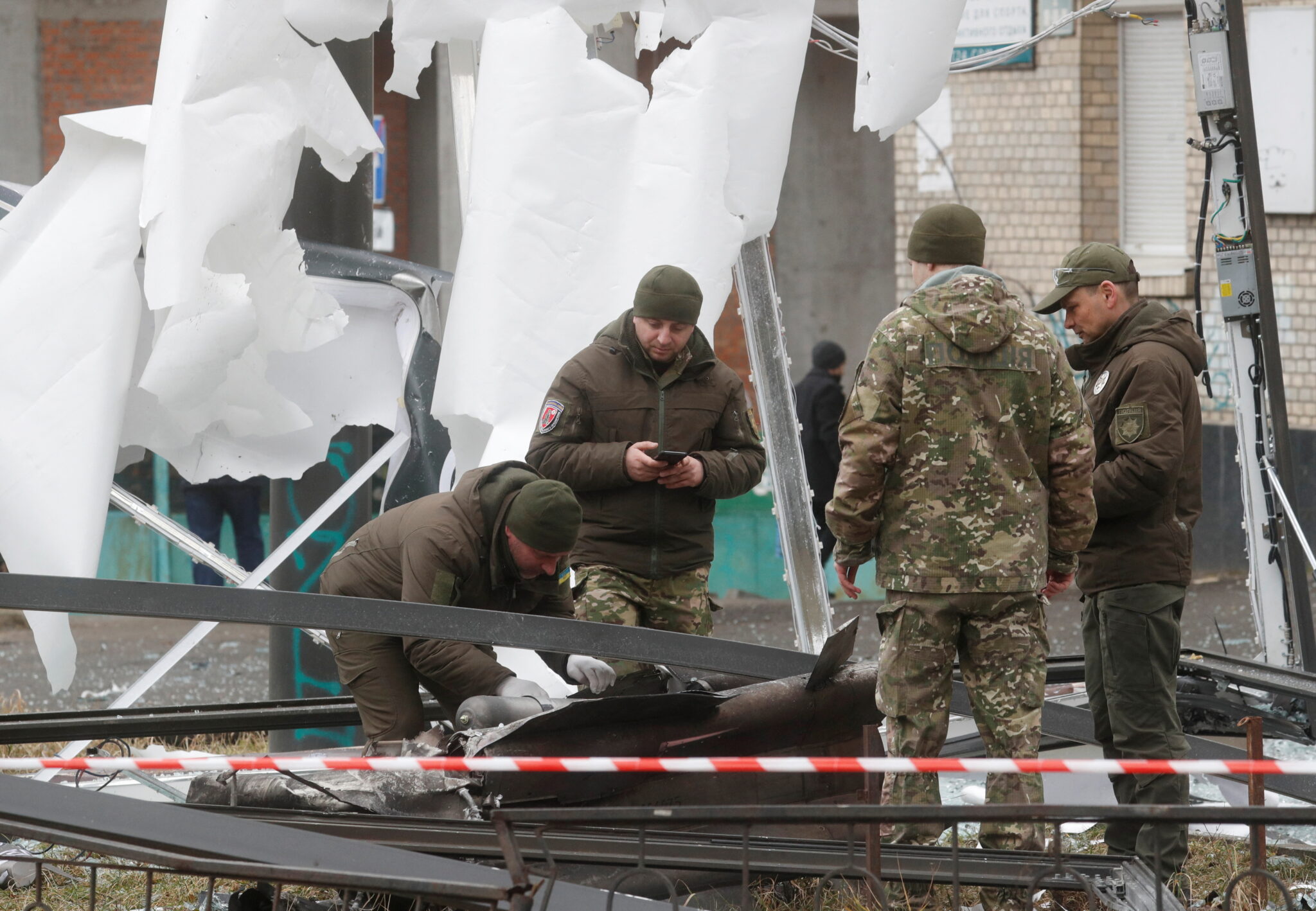 Полицейские осматривают остатки ракеты, упавшей на улицу Киева. Фото VALENTYN OGIRENKO / TASS / Scanpix / Leta