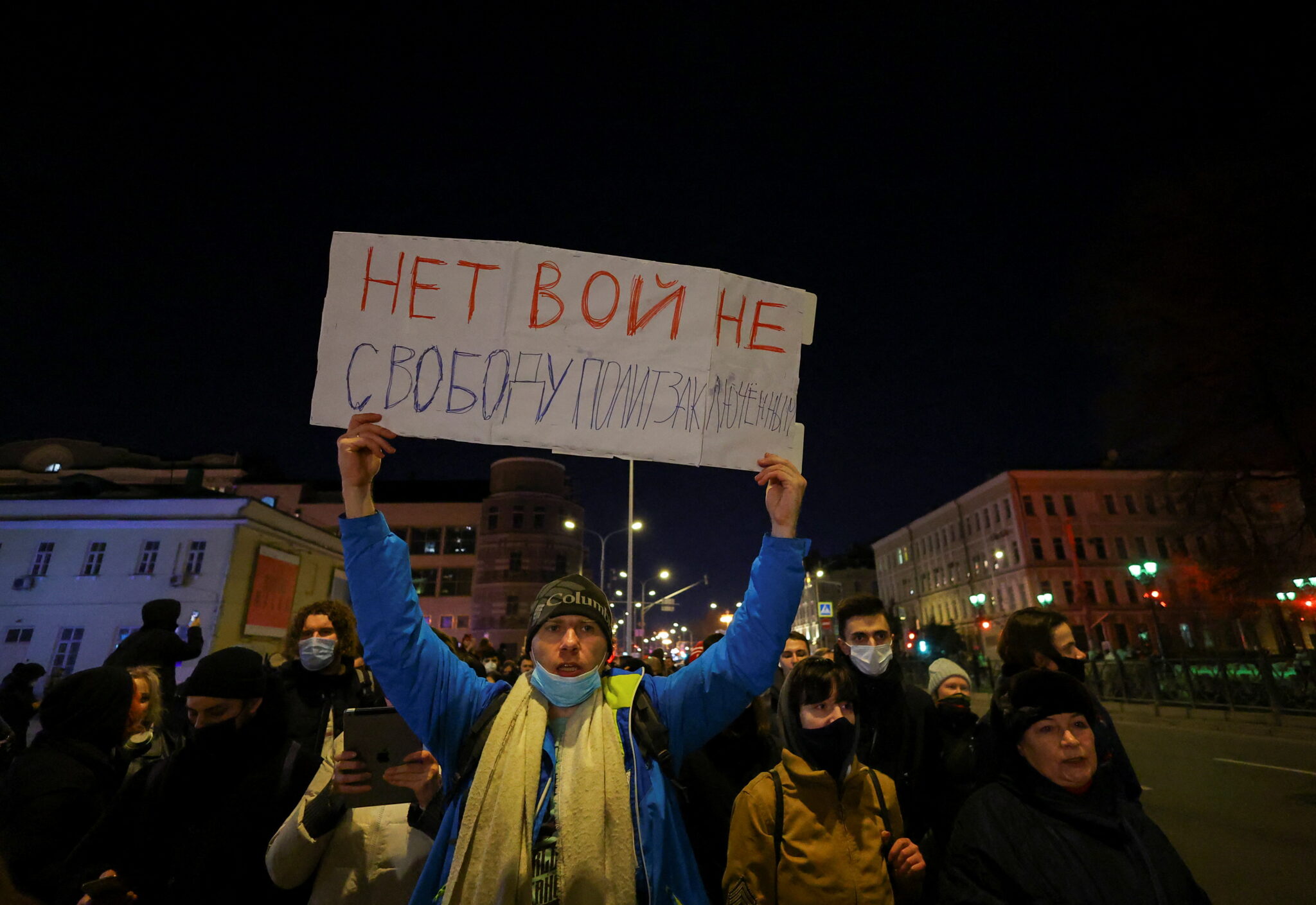 Мужчина с плакатом против войны. Фото EVGENIA NOVOZHENINA / TASS / Scanpix / Leta