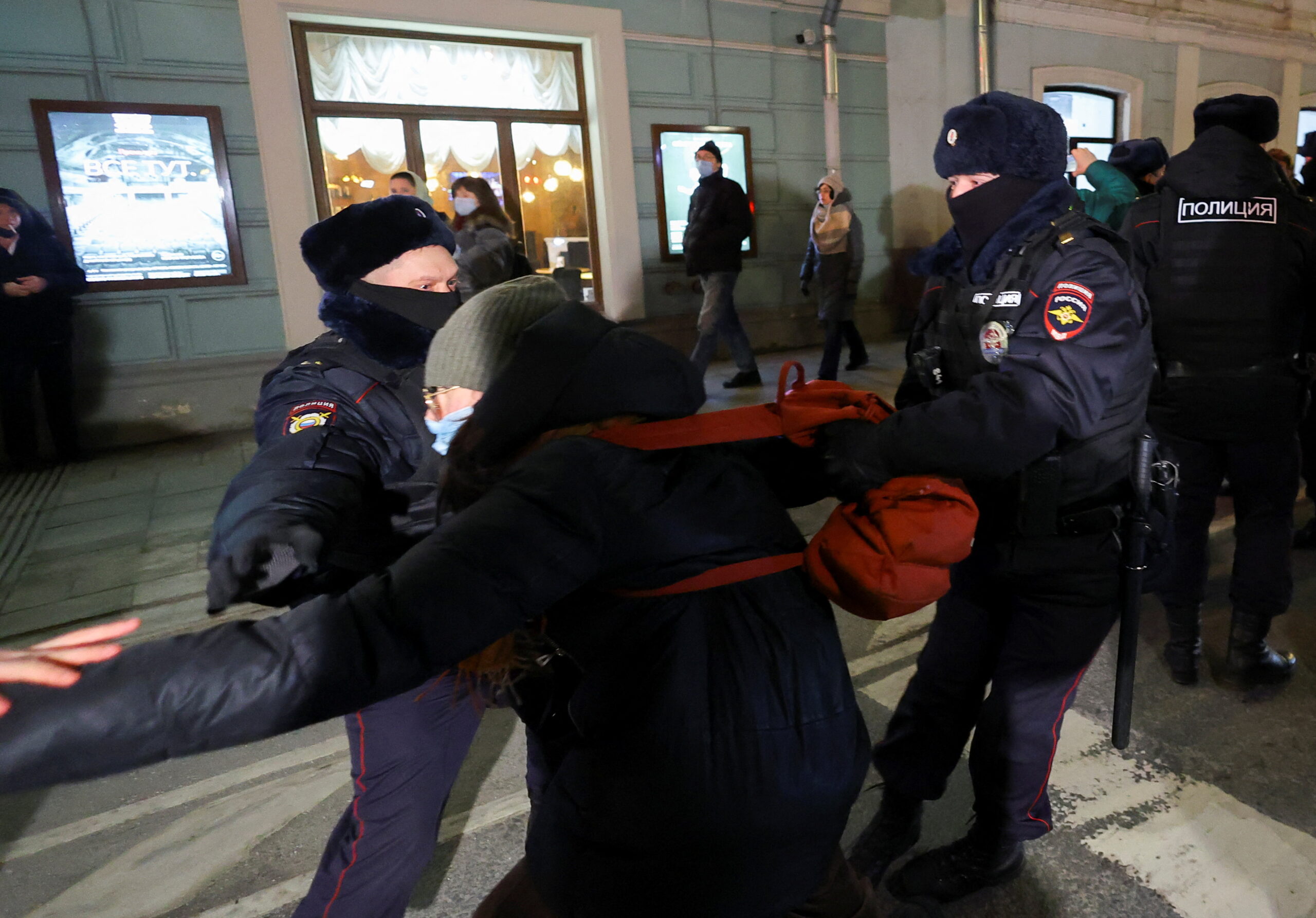 Задержание мужчины в Москве. Фото EVGENIA NOVOZHENINA / TASS / Scanpix / Leta