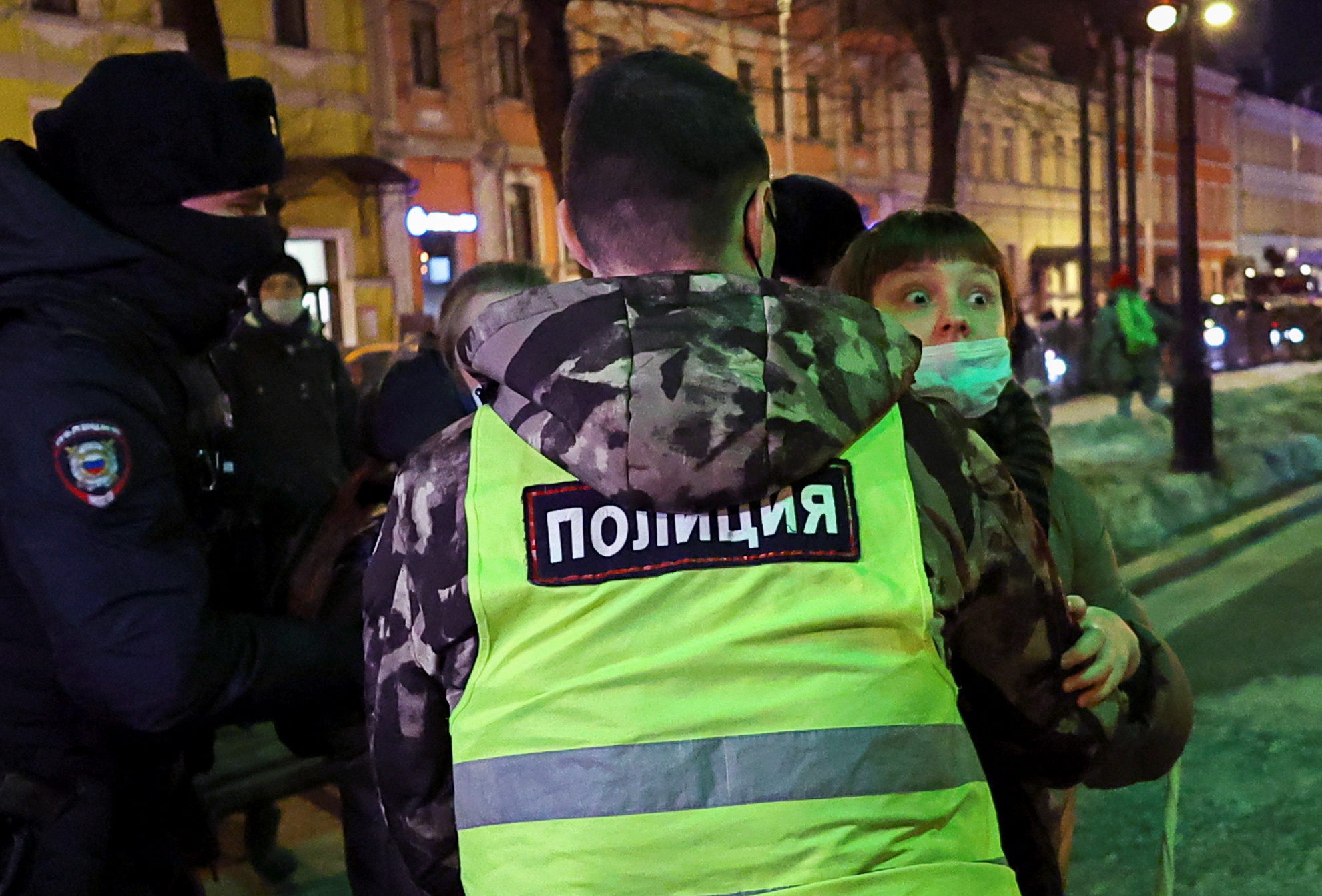 Полиция задерживает человека во время антивоенной акции в Москве. Фото EVGENIA NOVOZHENINA / TASS / Scanpix / Leta