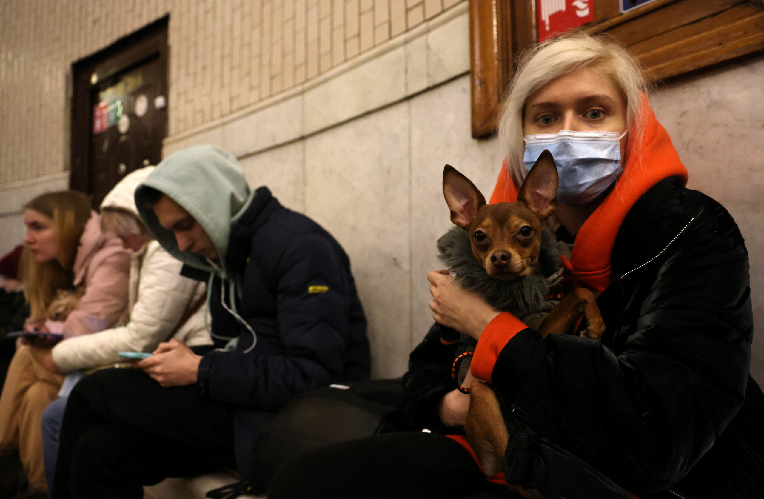 Женщина с собакой на руках в киевсом метро во время воздушных налетов. Фото UMIT BEKTAS / TASS / Scanpix / Leta
