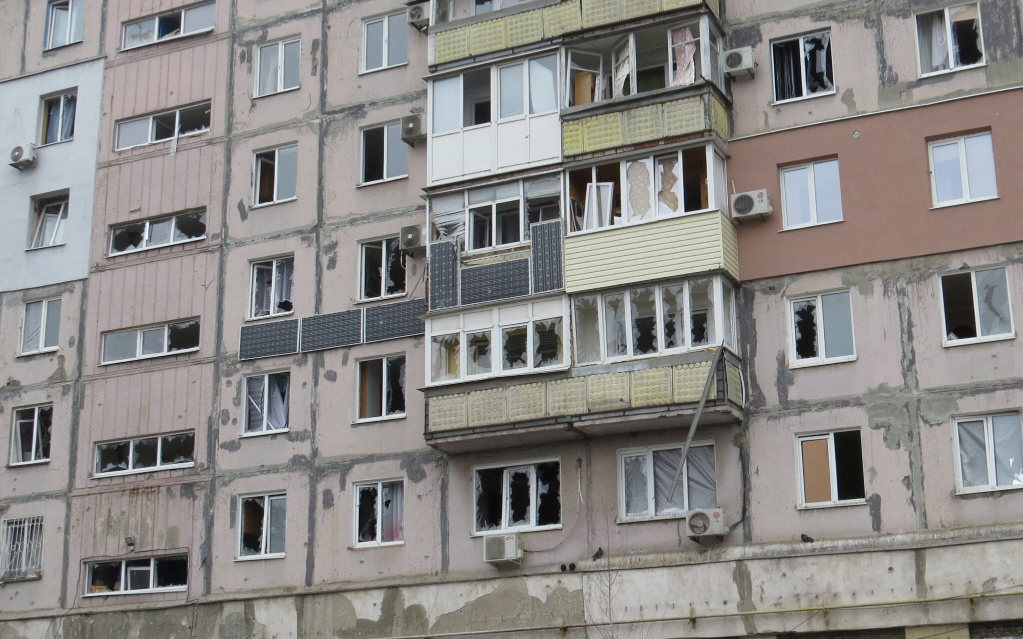 Жилой дом в Мариуполе, пострадавший от обстрелов. Фото Nikolay Ryabchenko/REUTERS/Scanpix/LETA