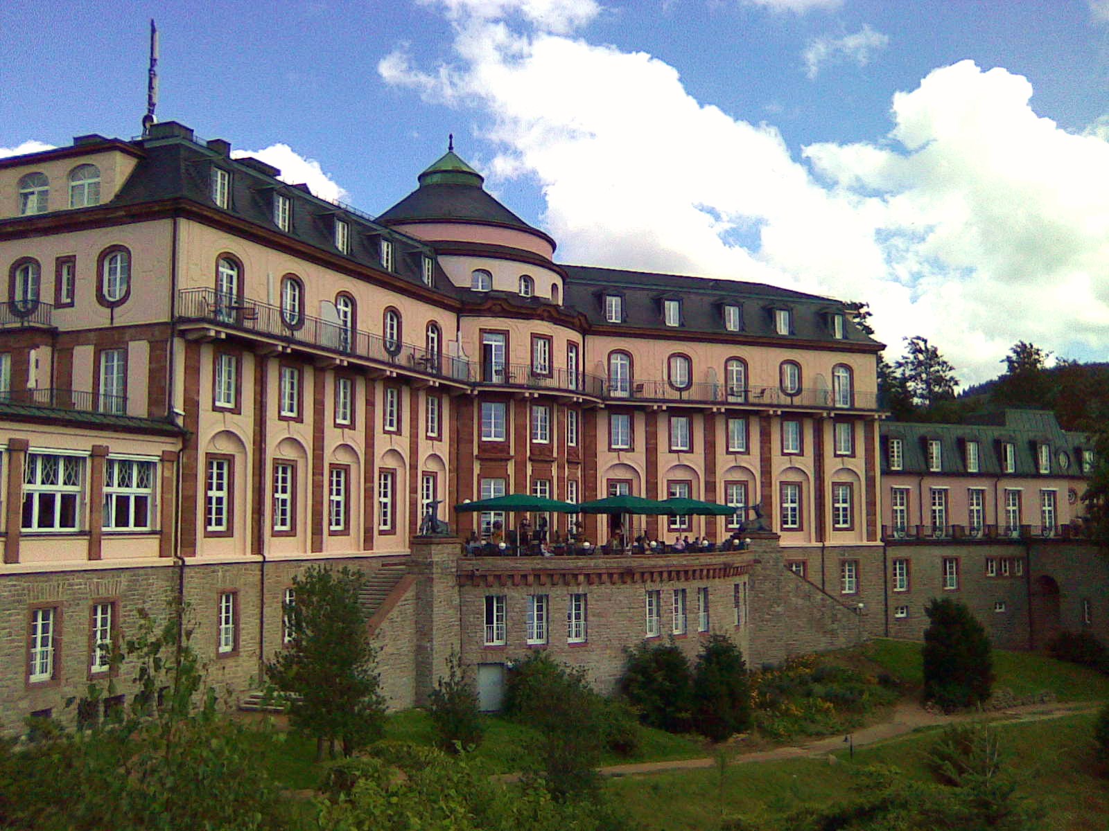 Замок-отель Бюлерхёе. Фото Von Ichneumon - Eigenes Werk, CC BY-SA 3.0, https://commons.wikimedia.org/w/index.php?curid=7555993