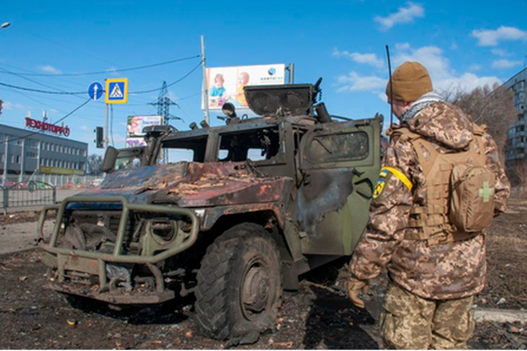 Украинский солдат осматривает поврежденную военную машину после боя в Харькове. Фото Marienko Andrew / TASS / Scanpix / Leta