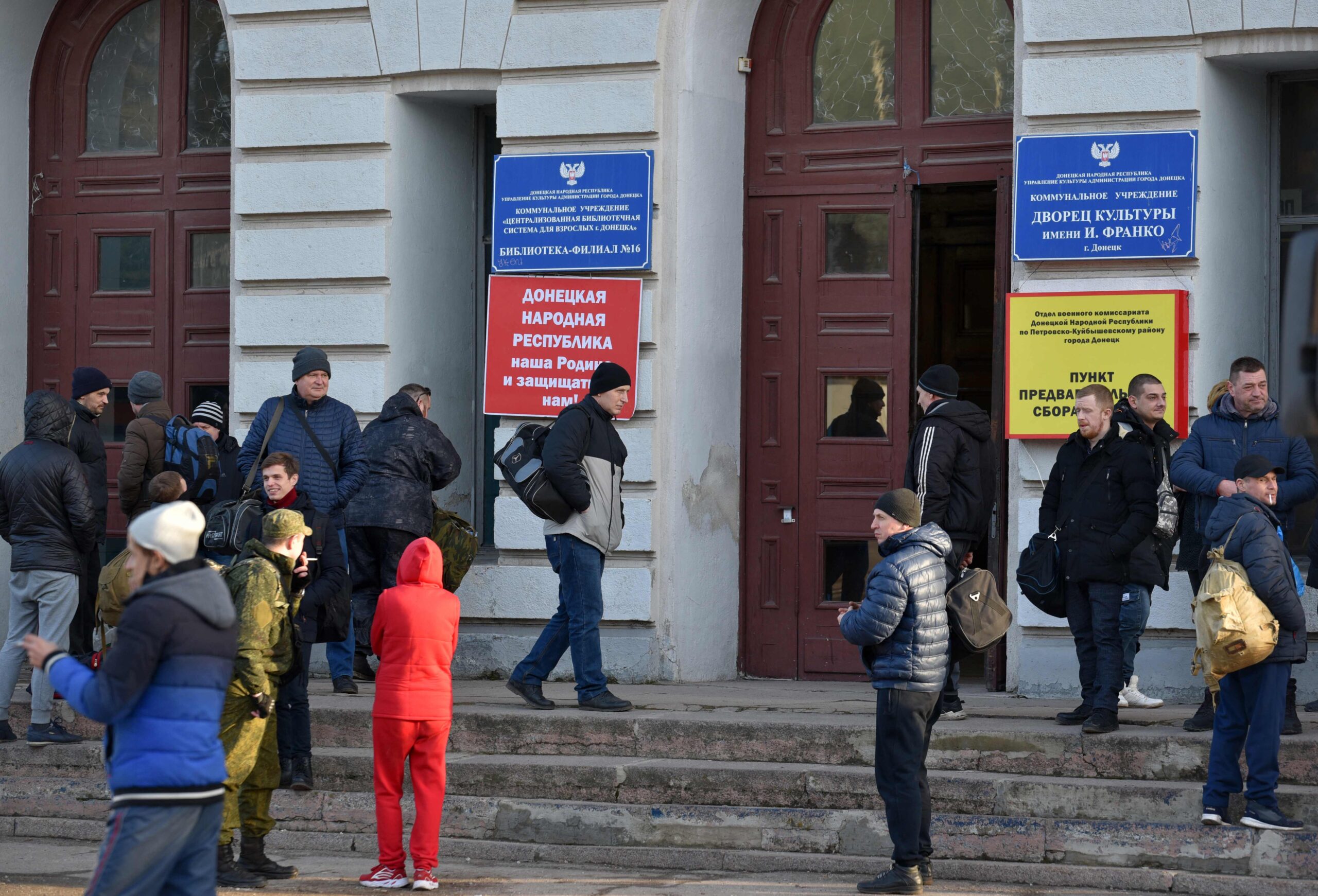 Люди собираются у военно-мобилизационного пункта во Дворце культуры в Донецке. 20 февраля 2022 года. Фото STRINGER/AFP/Scanpix/LETA