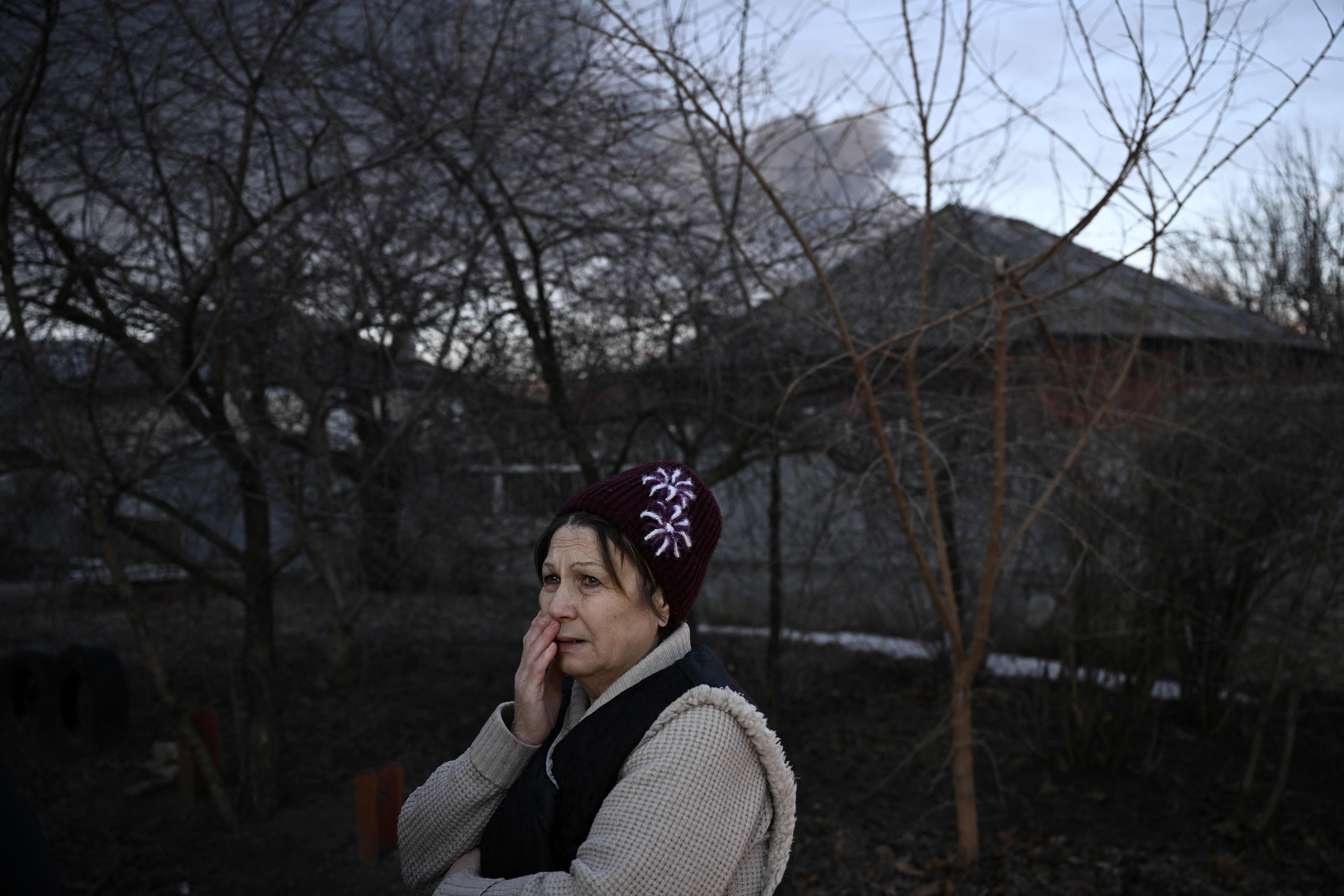 Женщина около своего дома под Харьковом. Фото ARIS MESSINIS / TASS / Scanpix / Leta